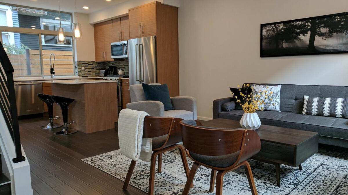 Rooftop Views Of The Space Needle, Sound, & Holiday home
