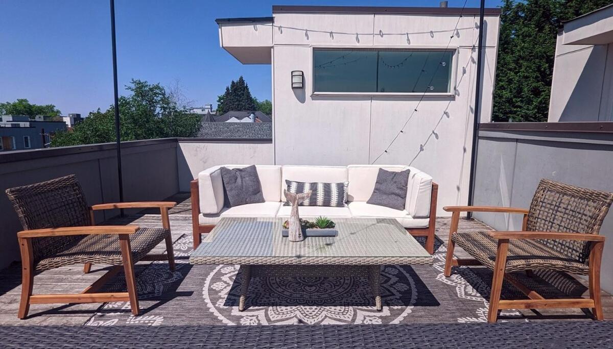 Rooftop Views Of The Space Needle, Sound, & Holiday home Seattle