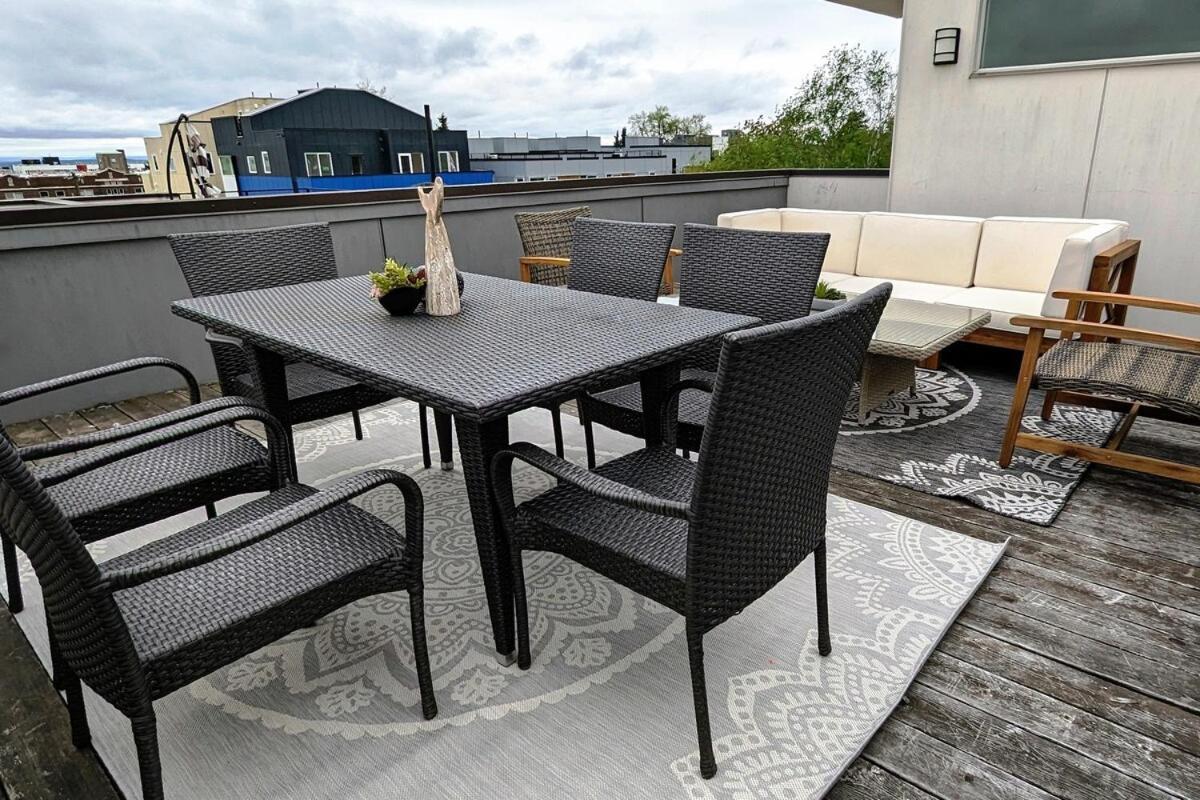 Rooftop Views Of The Space Needle, Sound, & Holiday home Seattle