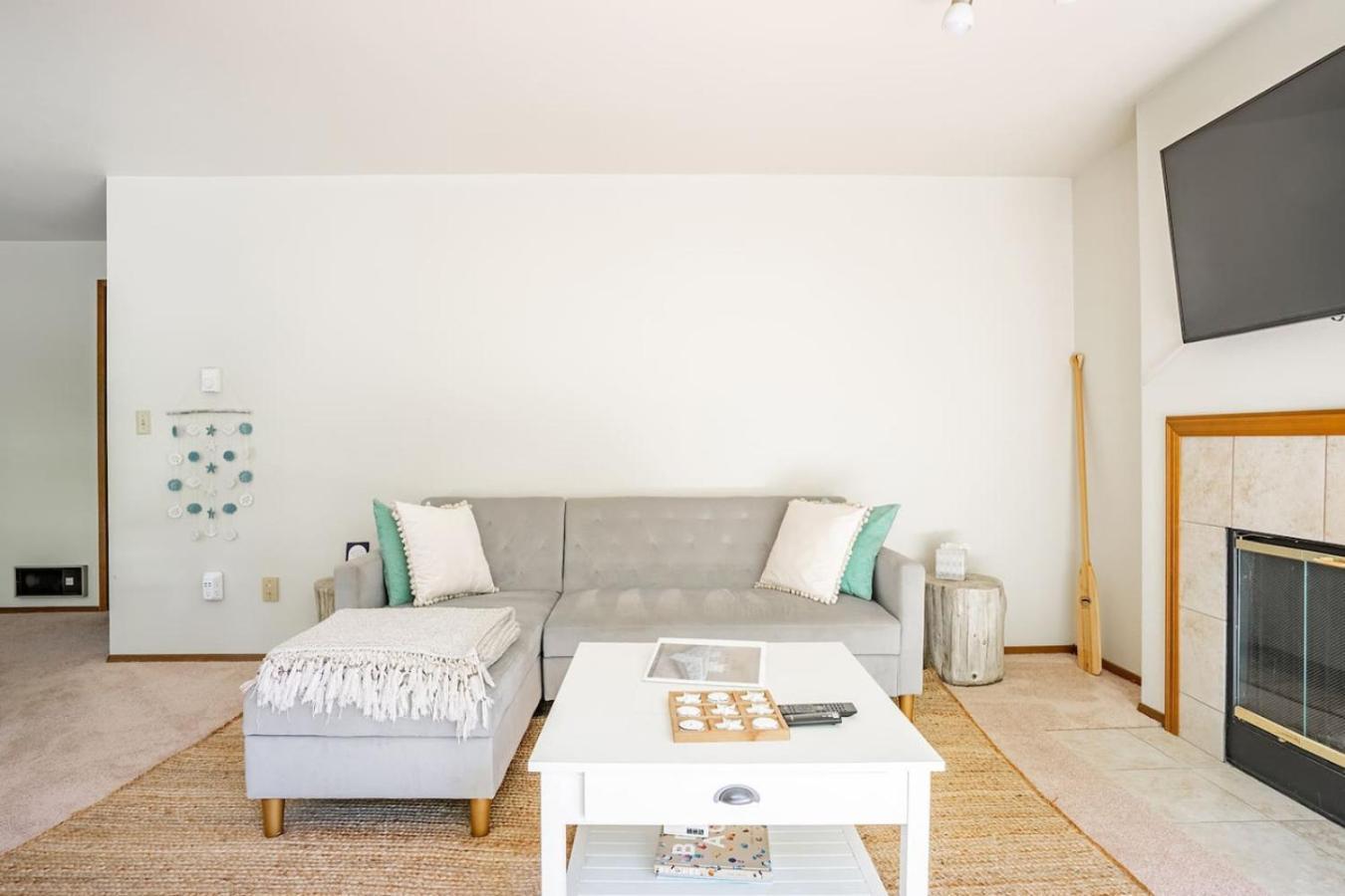 Tranquil King Bed Near Ocean Apartment Seattle