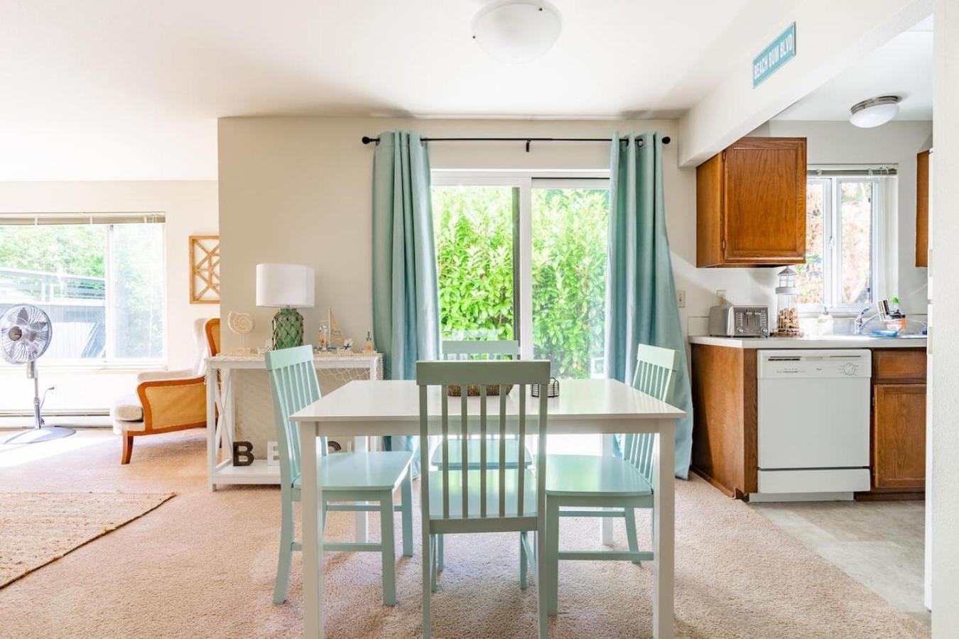 Tranquil King Bed Near Ocean Apartment *