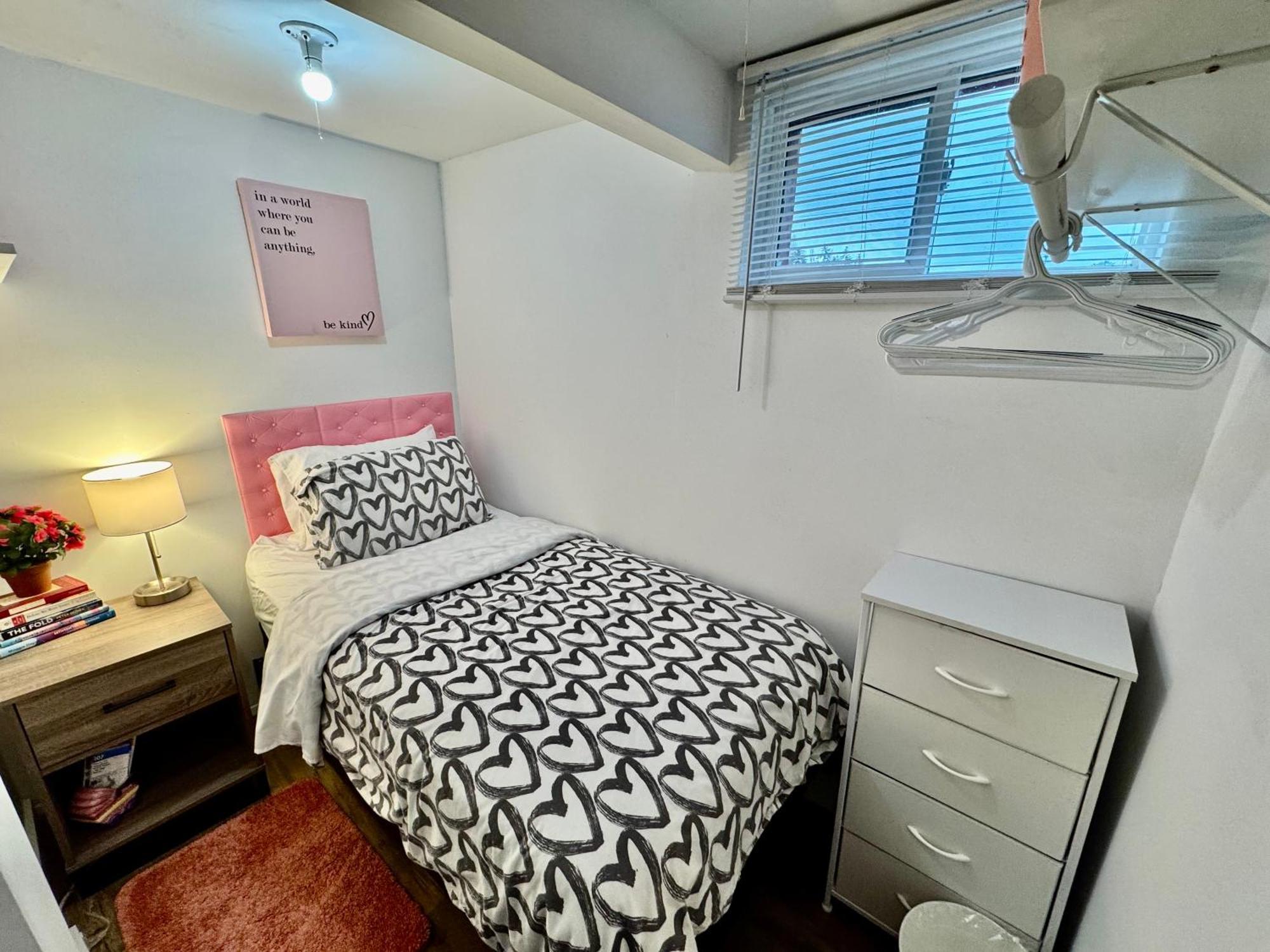 Homestay Tiny Private On The 1st Floor With Shared Bathroom Near Seatac Airport And Downtown *