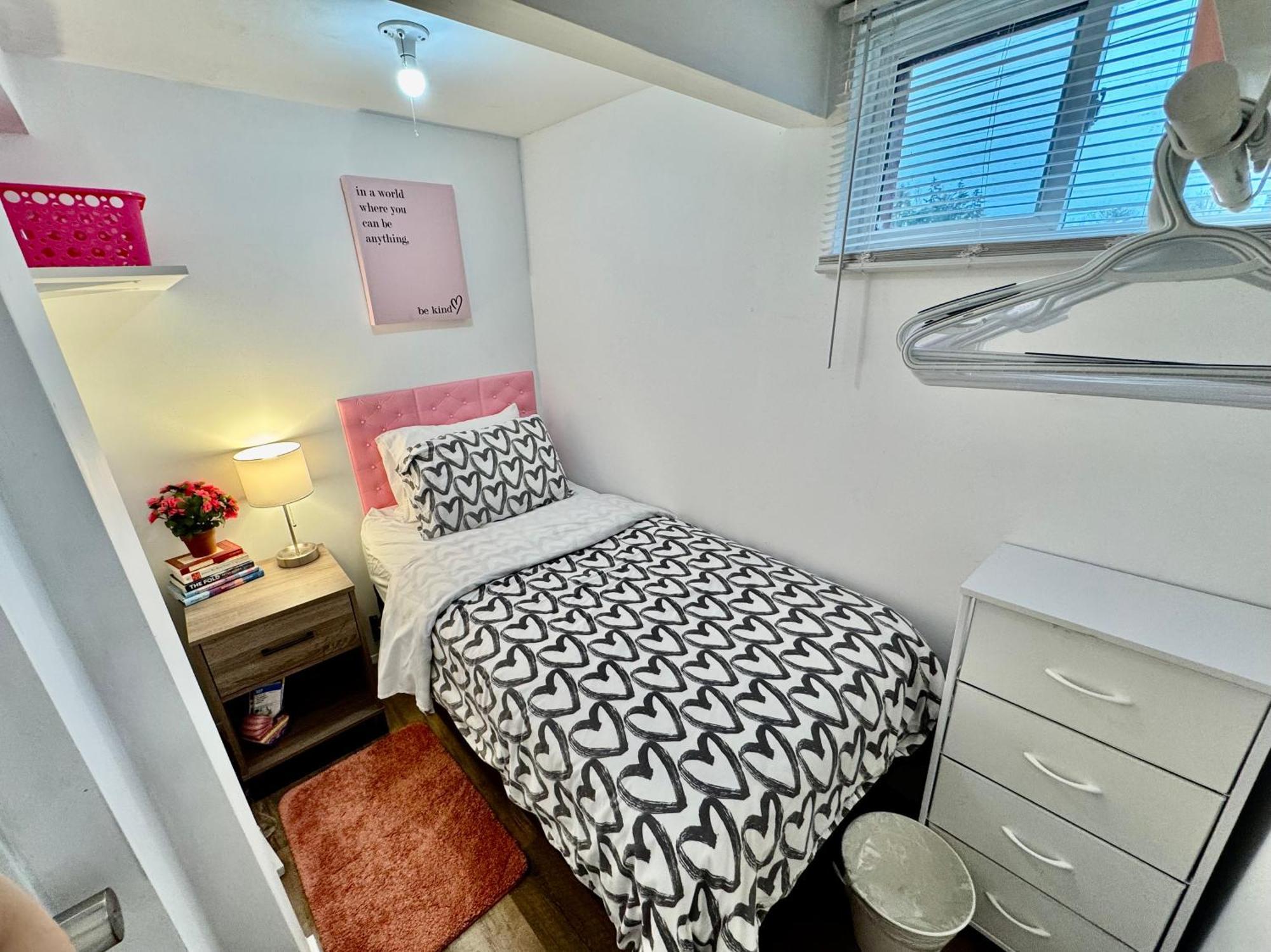Tiny Private On The 1st Floor With Shared Bathroom Near Seatac Airport And Downtown * Seattle