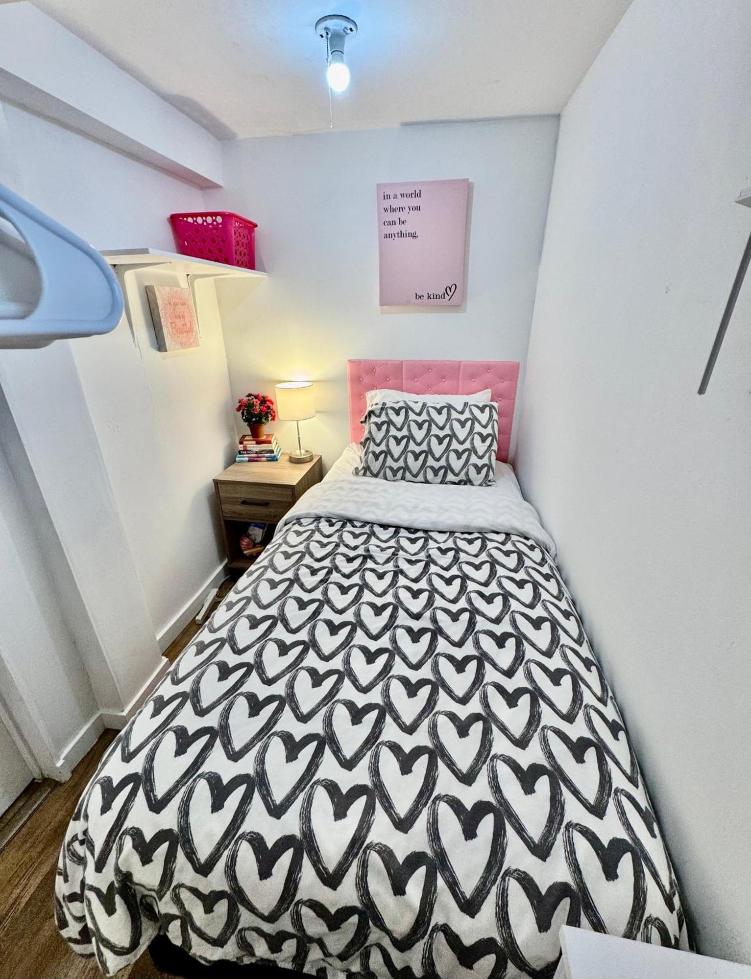 Homestay Tiny Private On The 1st Floor With Shared Bathroom Near Seatac Airport And Downtown *