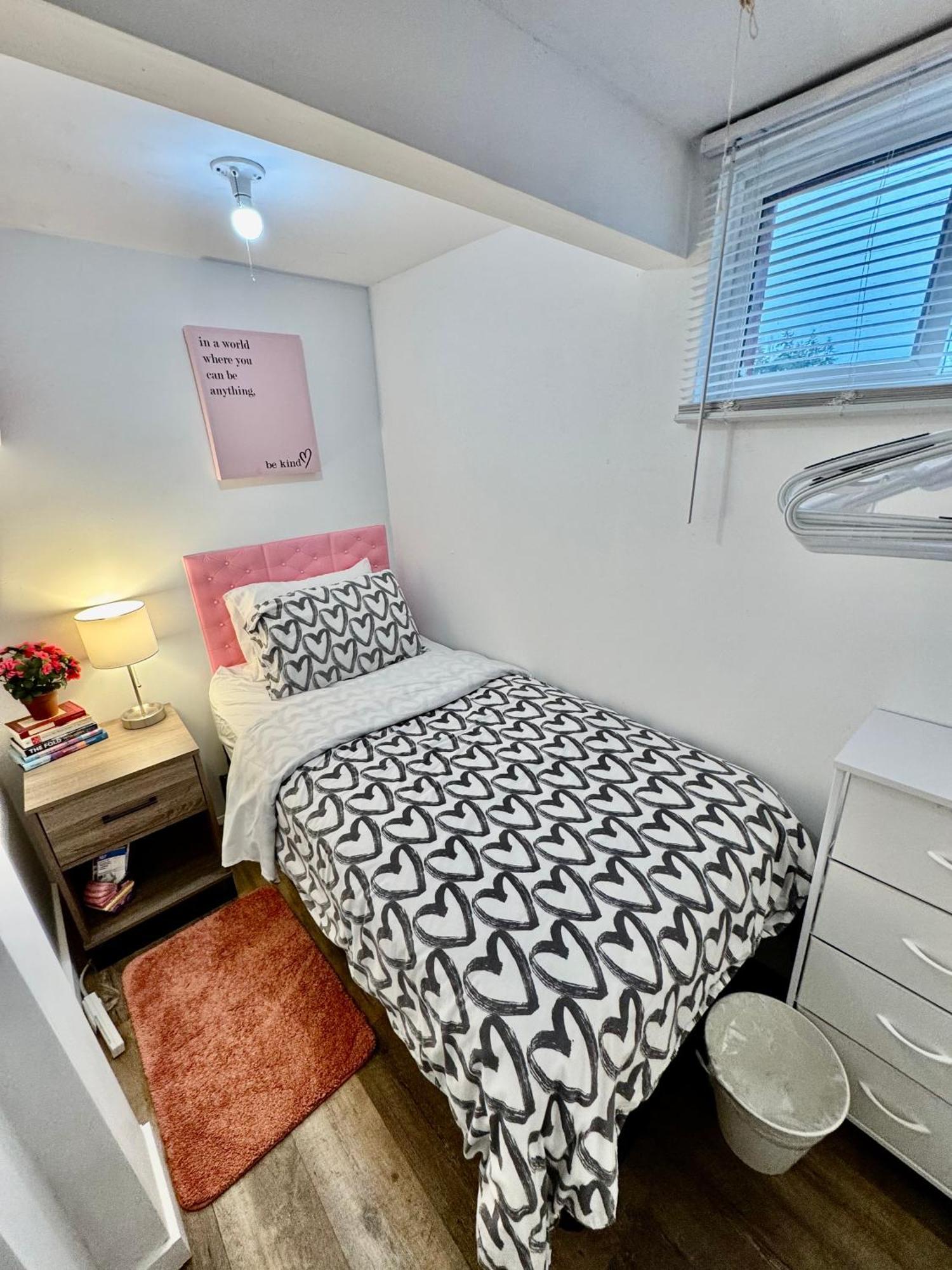 Tiny Private On The 1st Floor With Shared Bathroom Near Seatac Airport And Downtown Homestay *