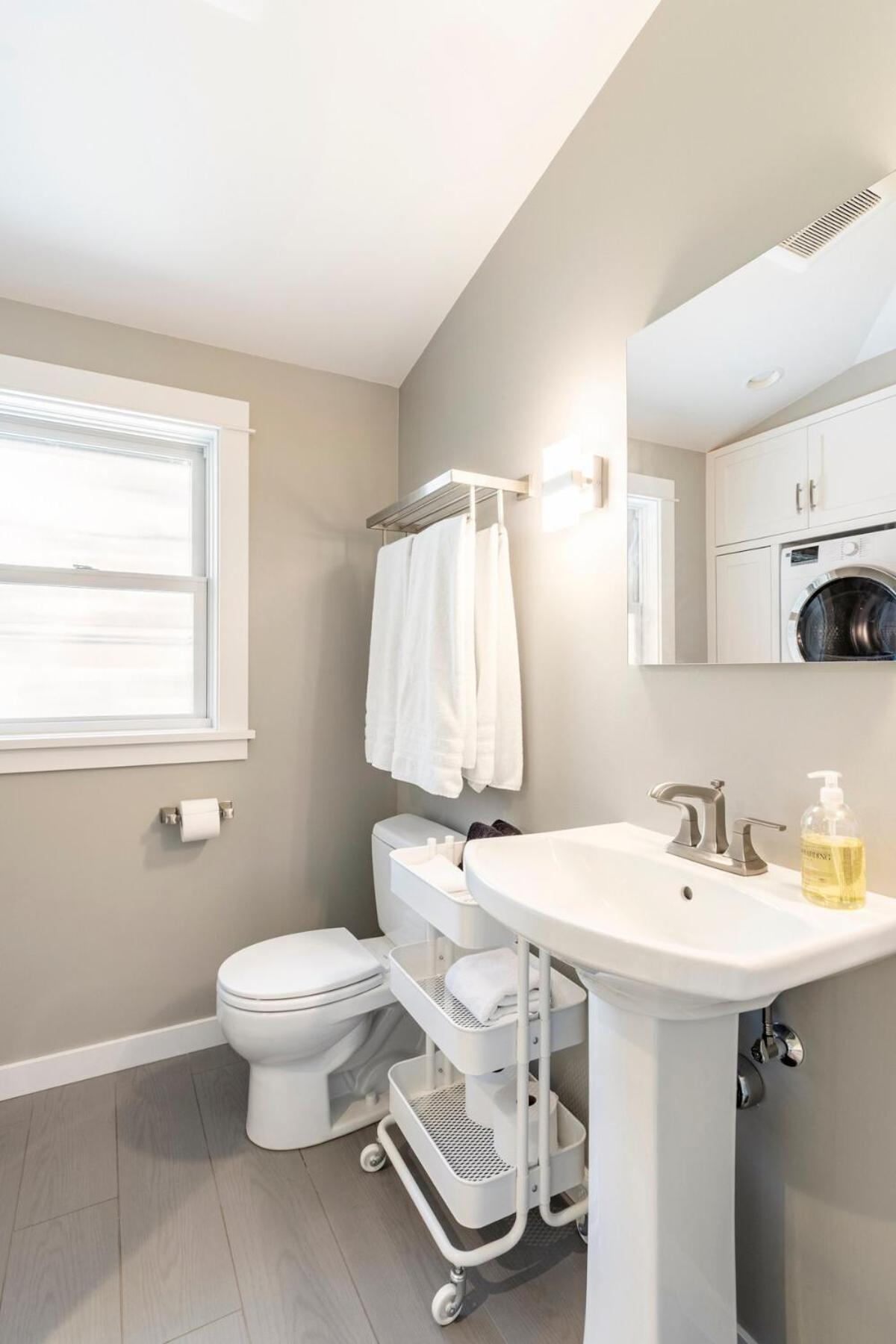 Bright One Bedroom With Garage In Fremont Neighborhood