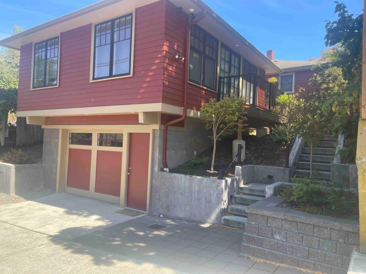 Bright One Bedroom With Garage In Fremont Neighborhood Holiday home Seattle