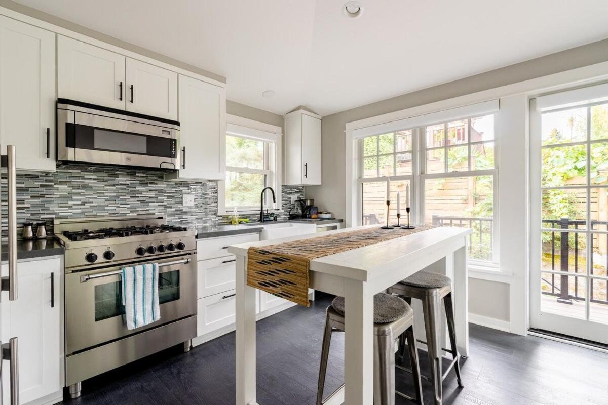 Bright One Bedroom With Garage In Fremont Neighborhood Seattle