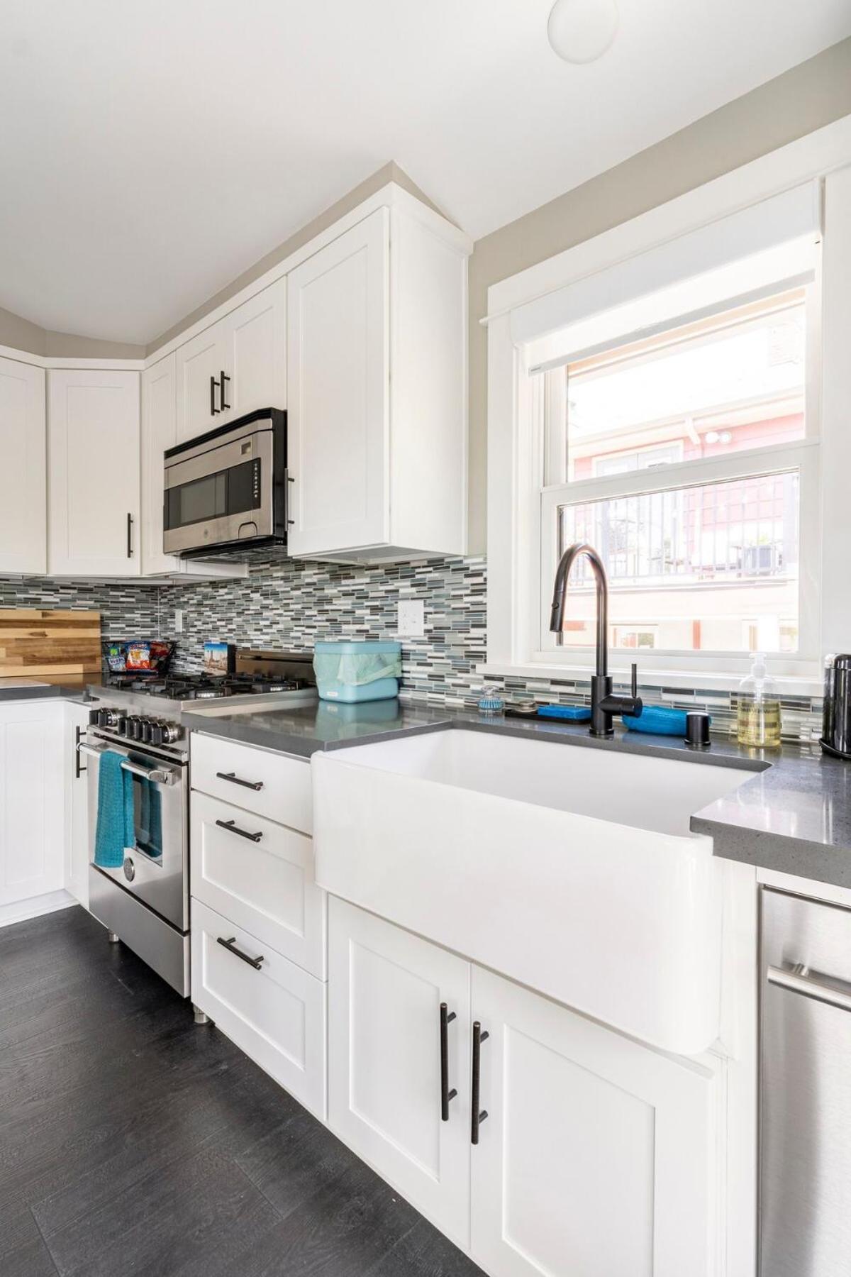 Bright One Bedroom With Garage In Fremont Neighborhood Seattle