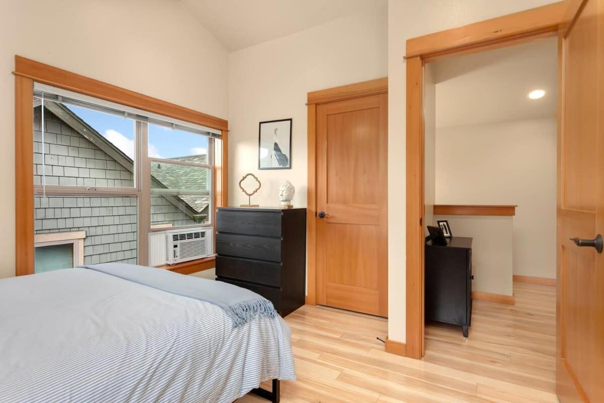 Modern Townhouse Near Dt & Stadium Parking *