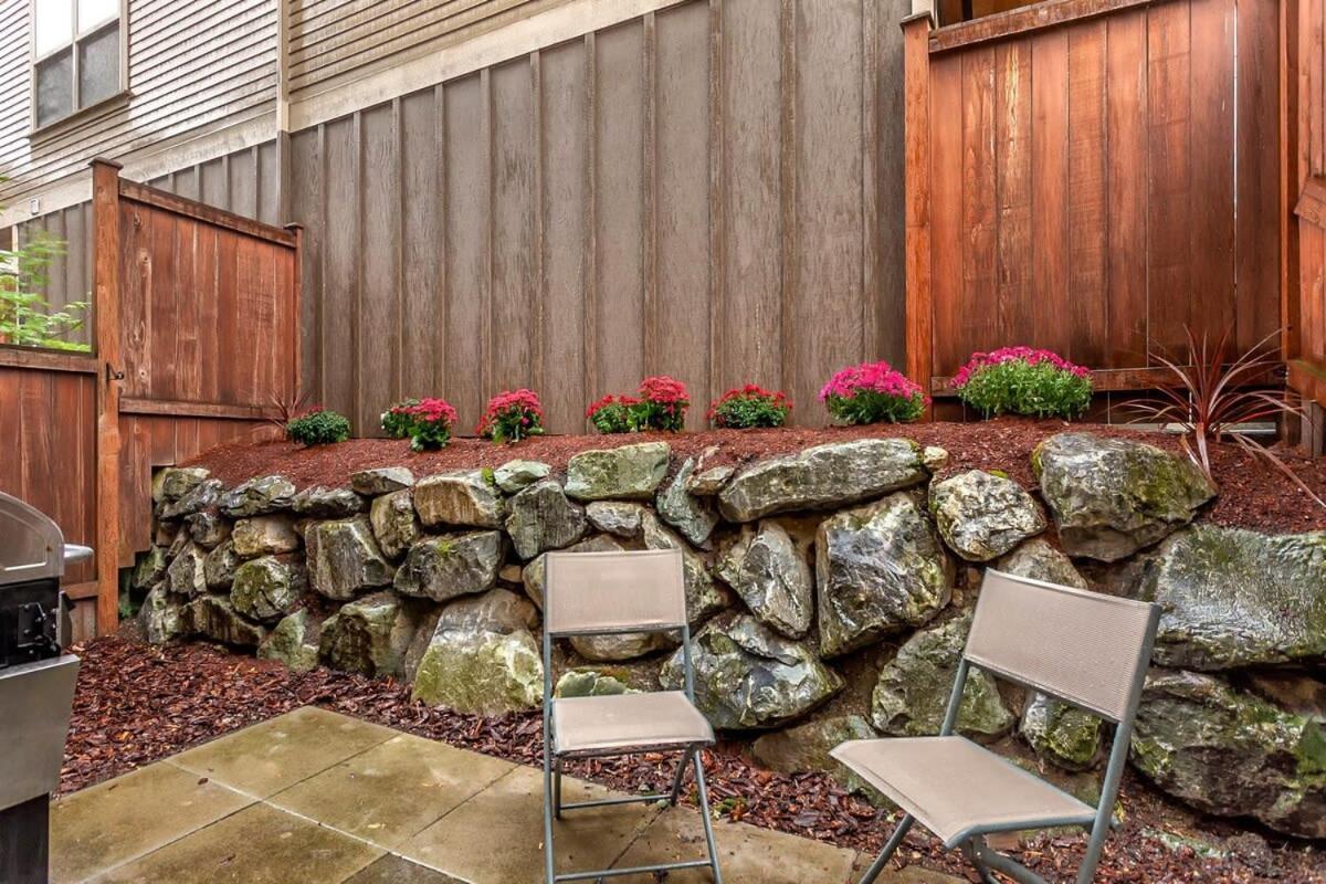 Modern Townhouse Near Dt & Stadium Parking Holiday home