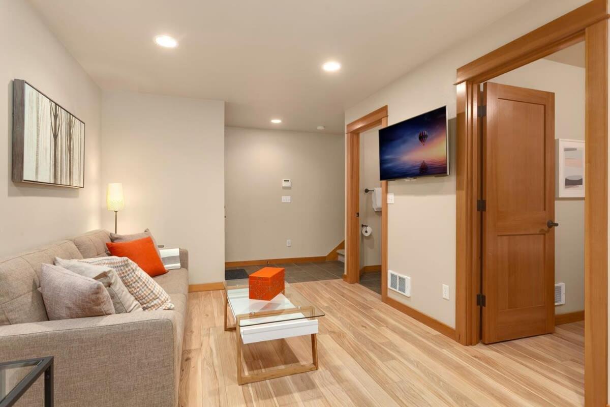 Modern Townhouse Near Dt & Stadium Parking Seattle