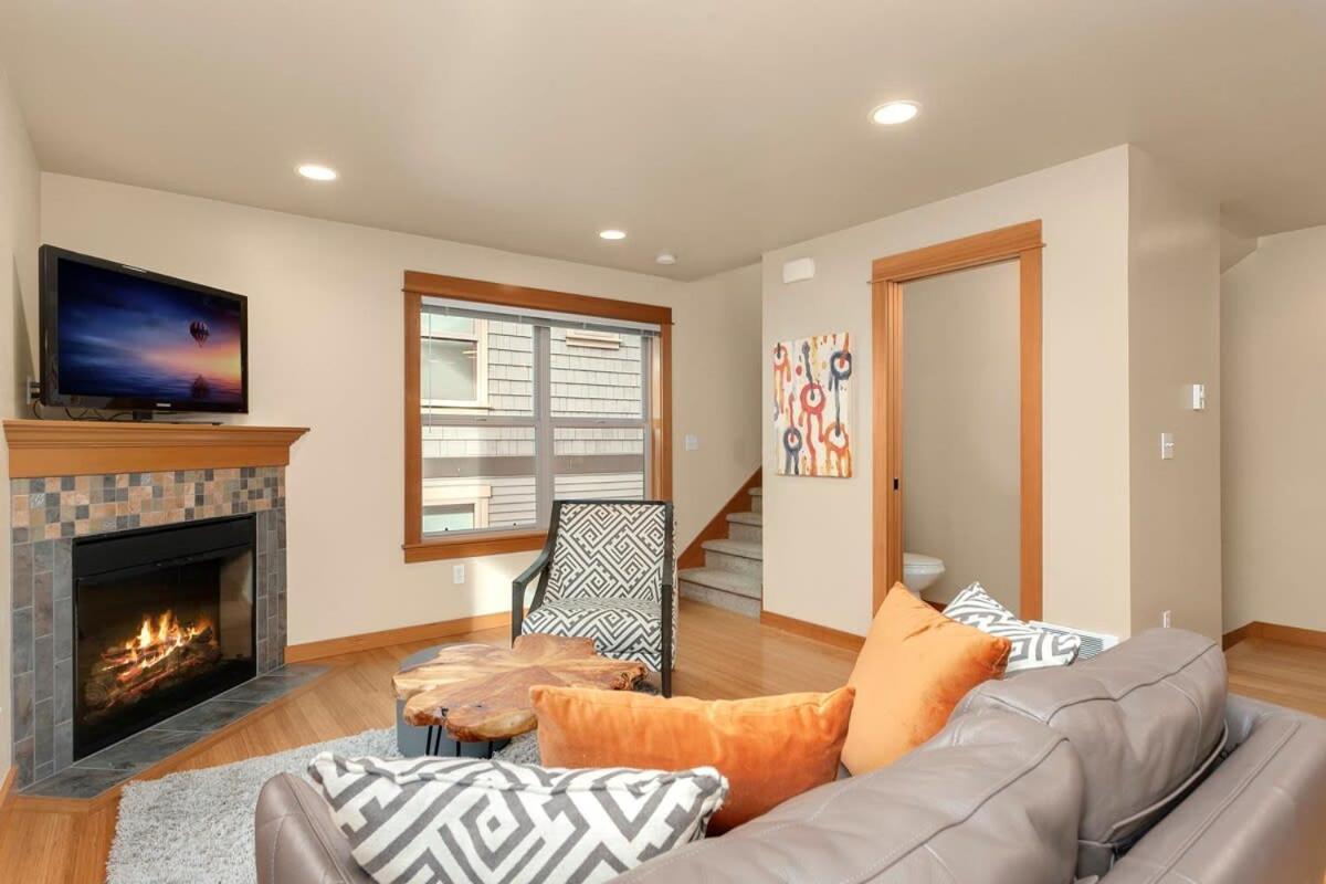 Modern Townhouse Near Dt & Stadium Parking Holiday home