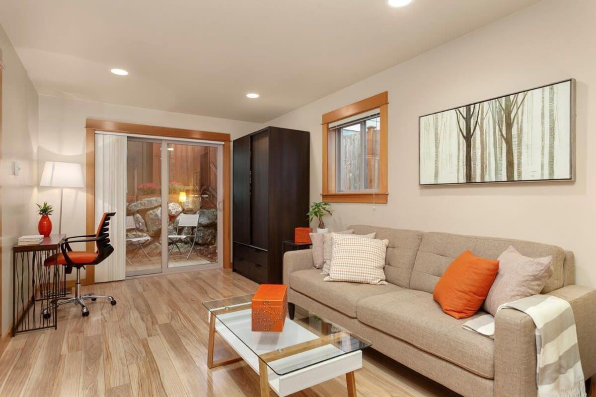 Modern Townhouse Near Dt & Stadium Parking Holiday home *