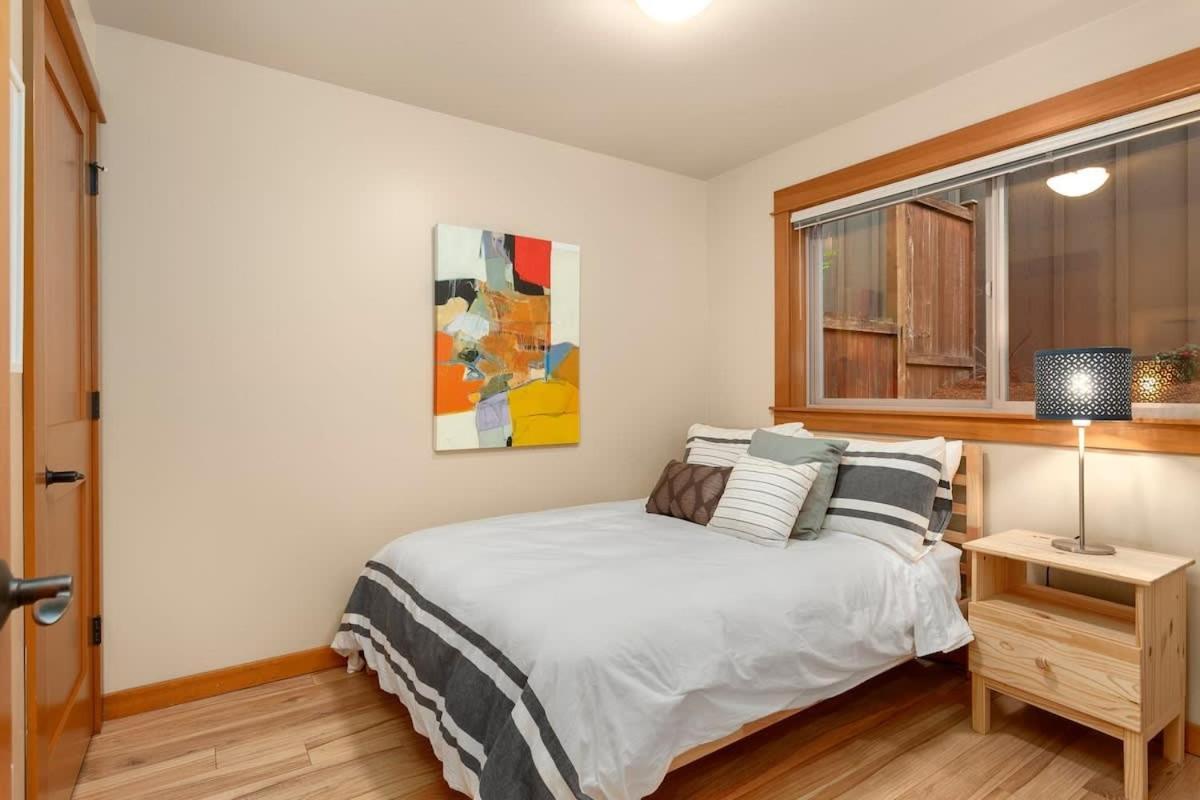 Modern Townhouse Near Dt & Stadium Parking *