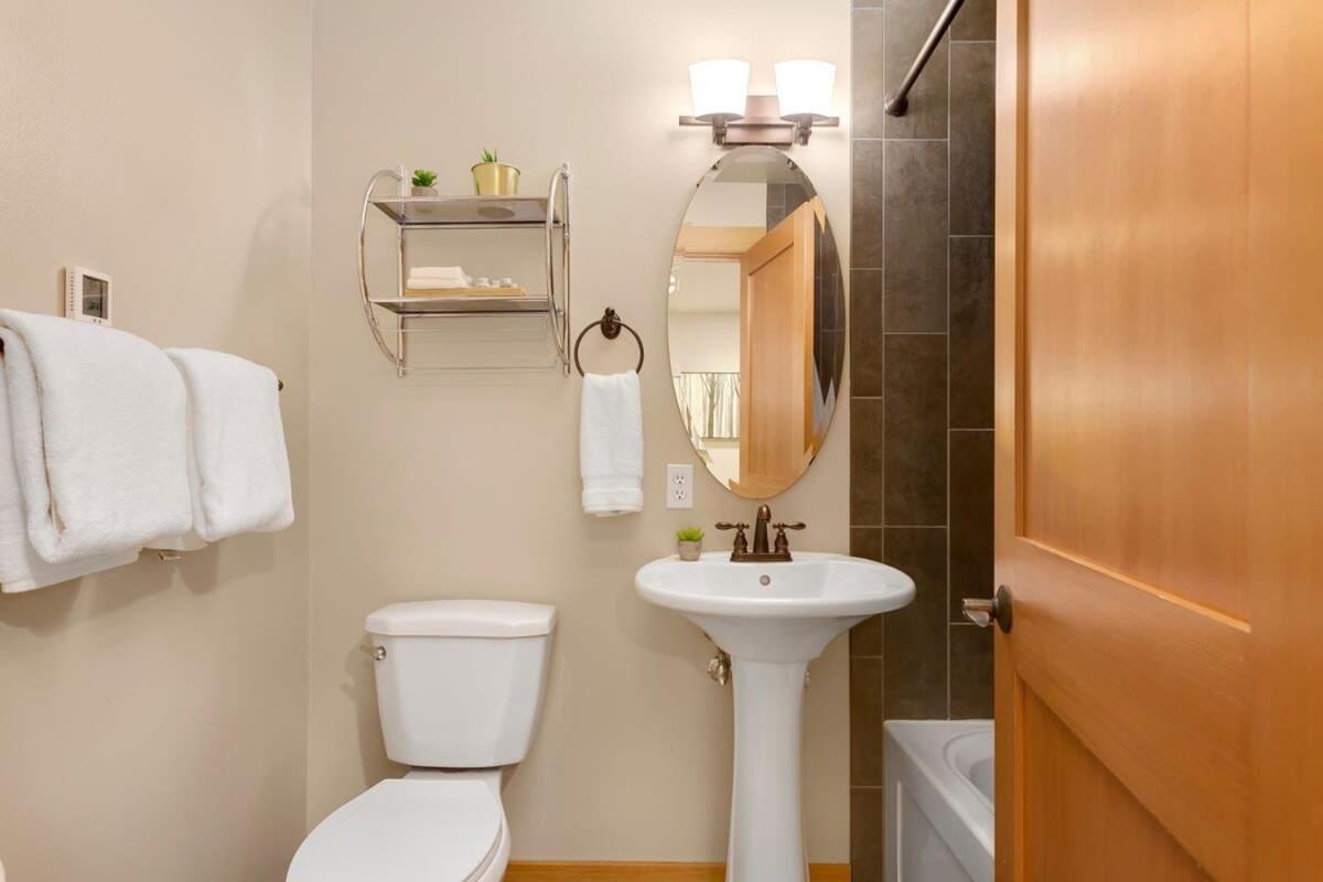 Modern Townhouse Near Dt & Stadium Parking Seattle