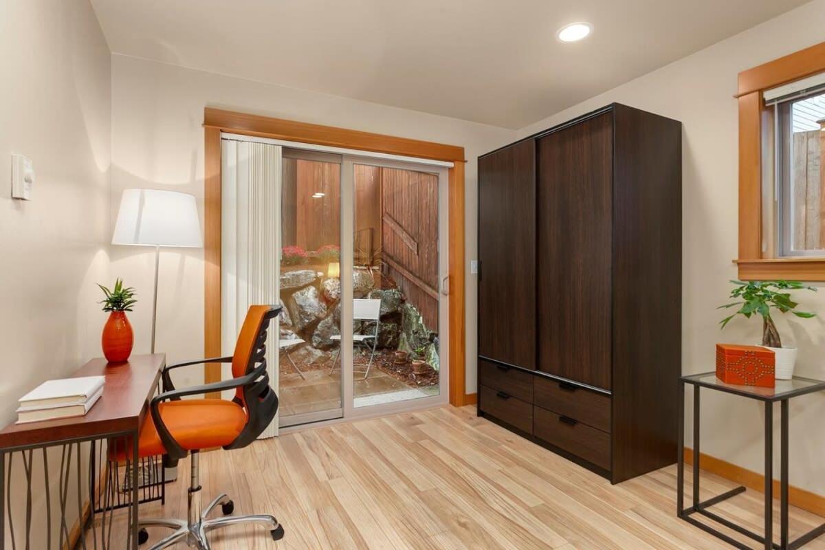 Modern Townhouse Near Dt & Stadium Parking