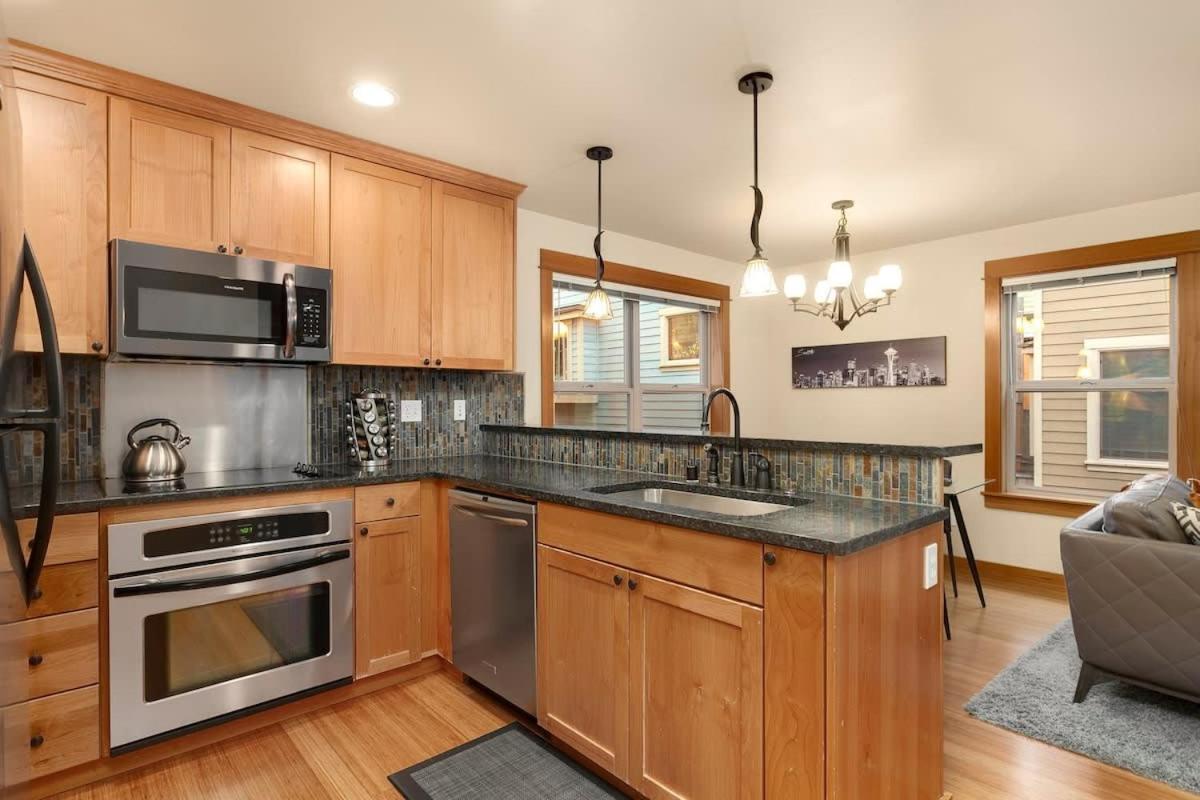 Modern Townhouse Near Dt & Stadium Parking Holiday home
