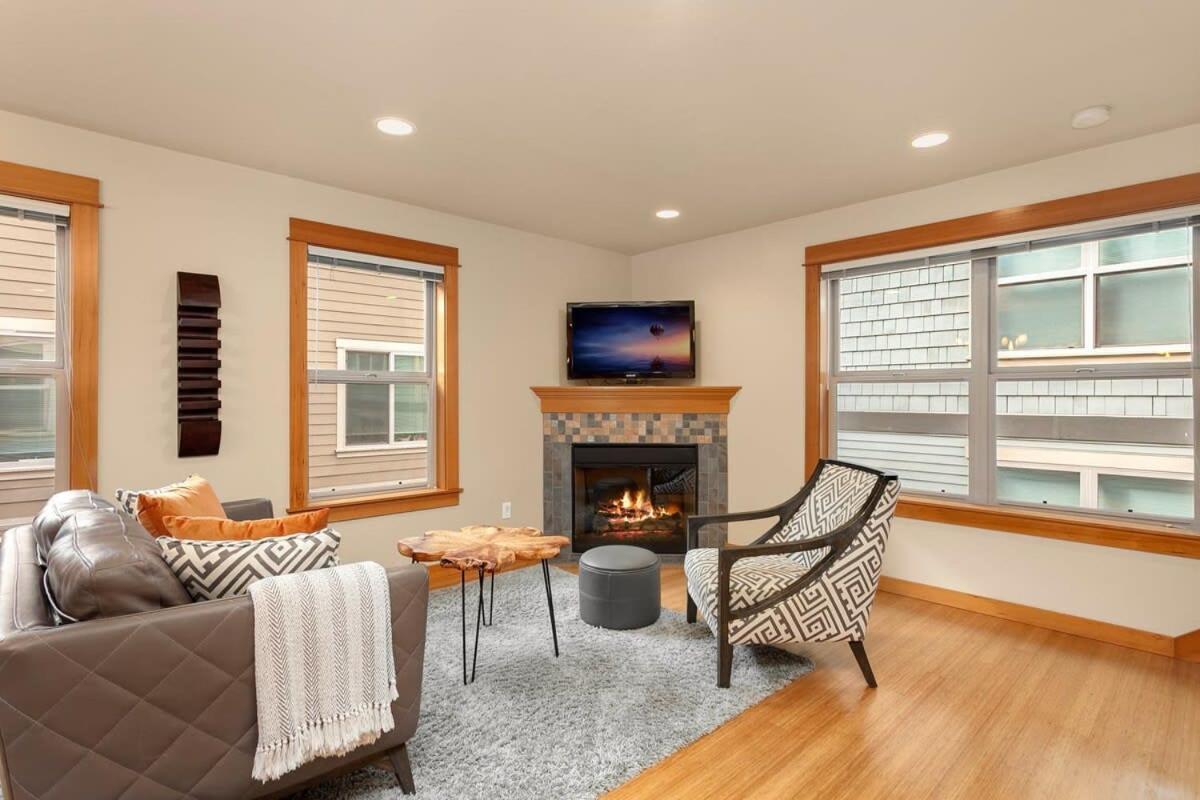 Modern Townhouse Near Dt & Stadium Parking Holiday home *