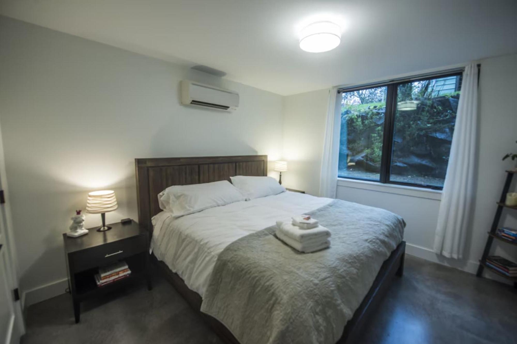 Apartment 2 Bedroom Getaway Near Downtown