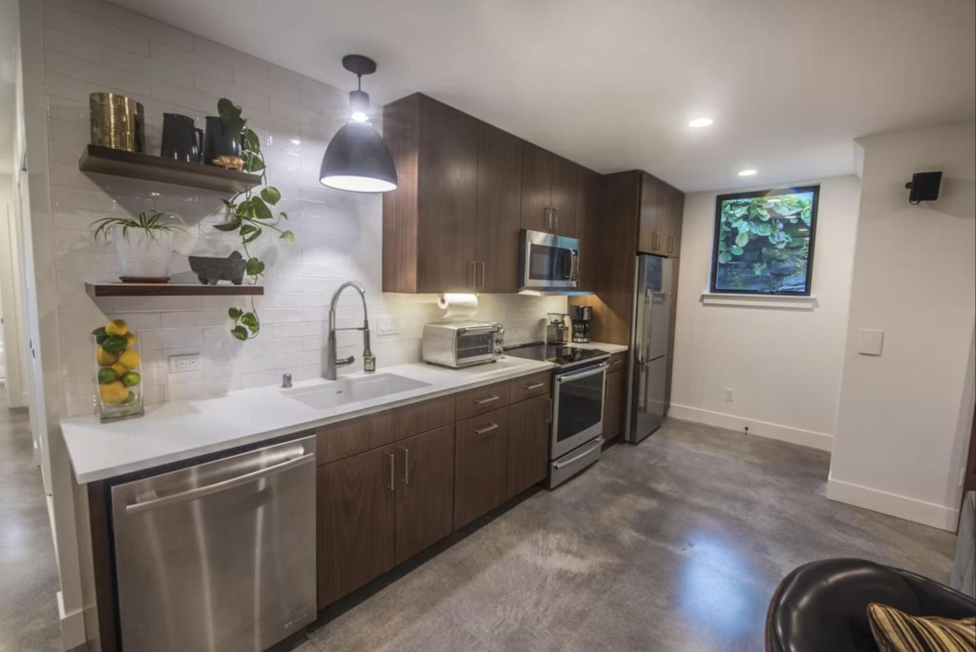 2 Bedroom Getaway Near Downtown Apartment *