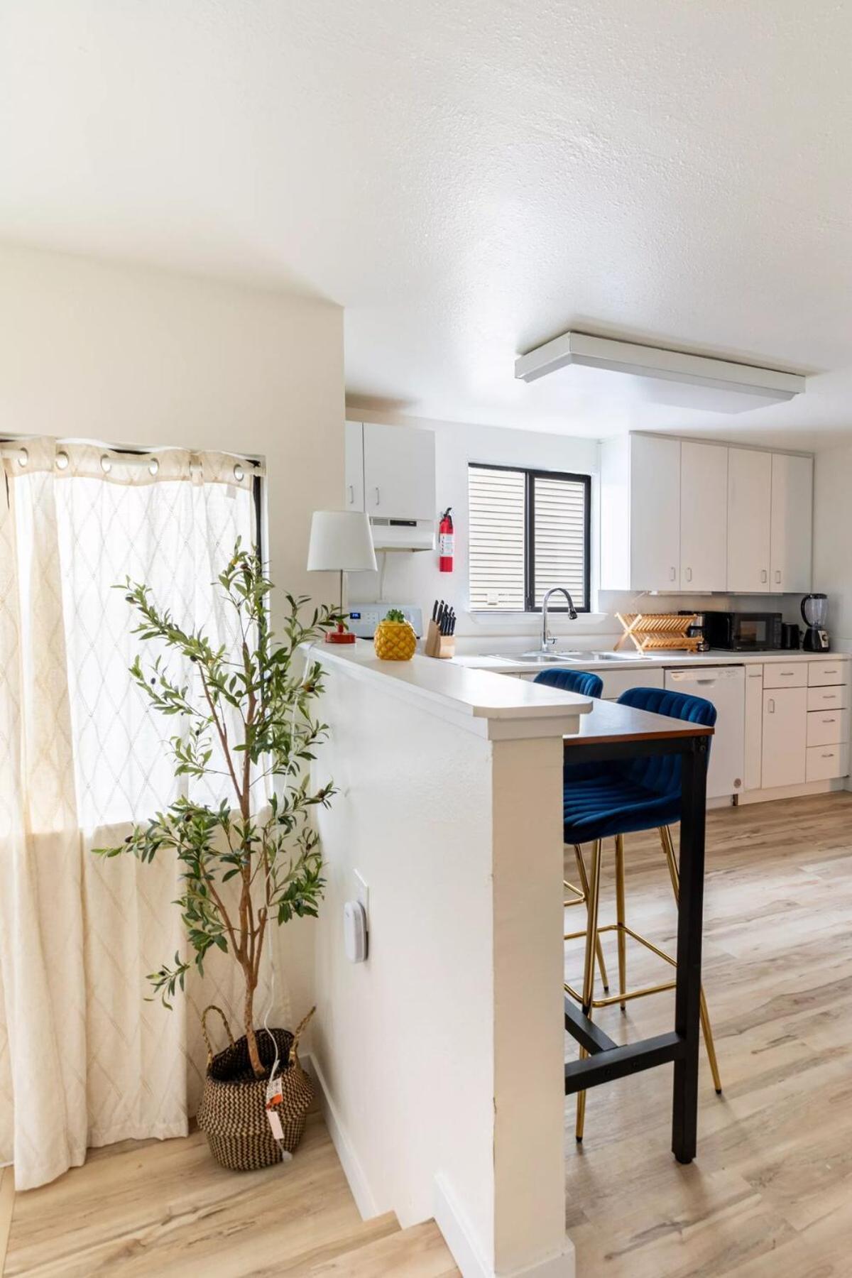 Apartment Work And Explore Seattle, Wifi, Ac, Near Light Rail