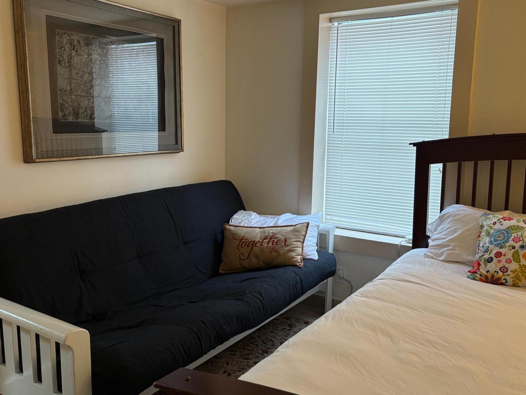 Queen Bea-seattle-queen Anne-basement-level Apartment