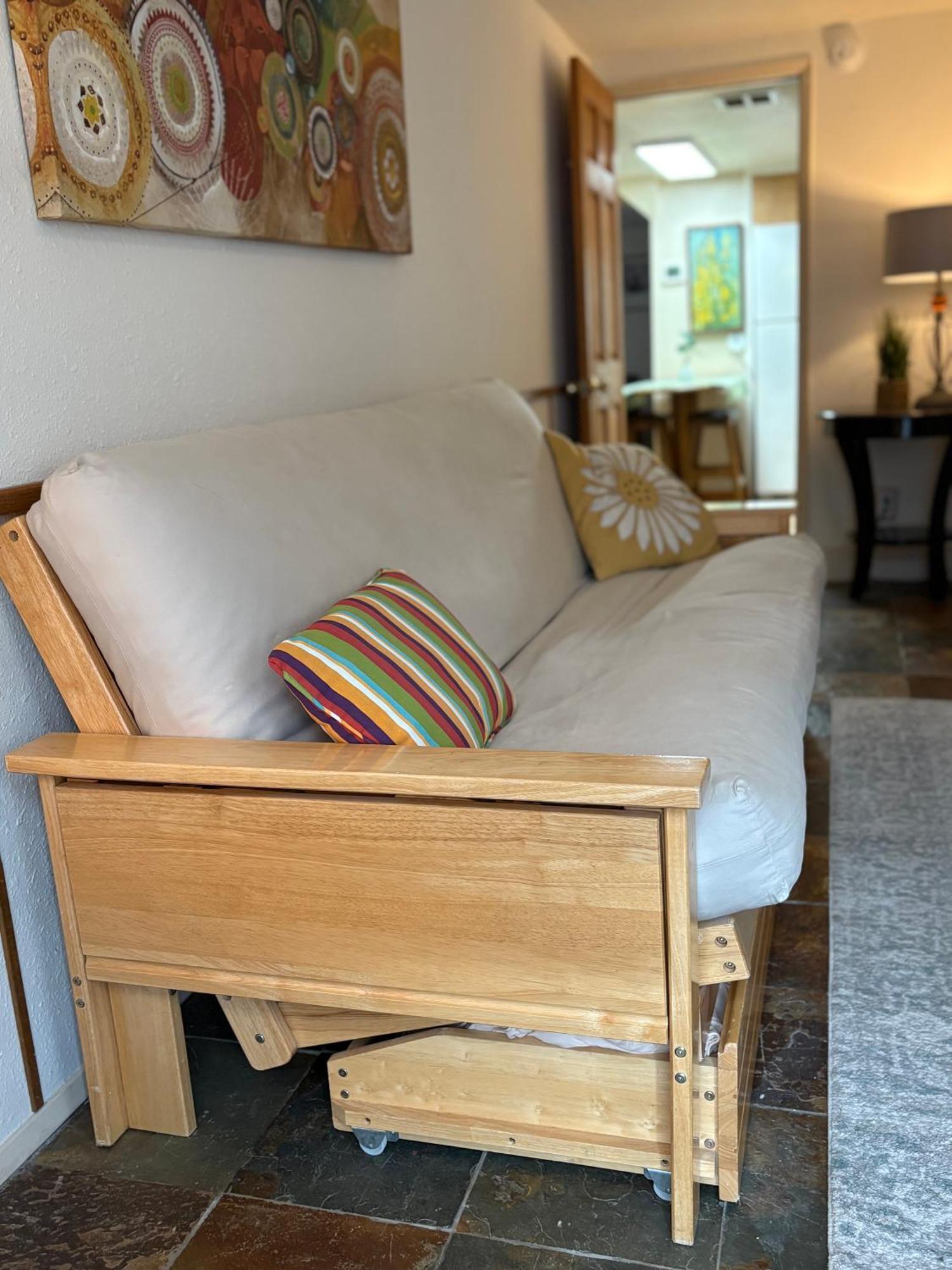 Queen Bea-seattle-queen Anne-basement-level Apartment