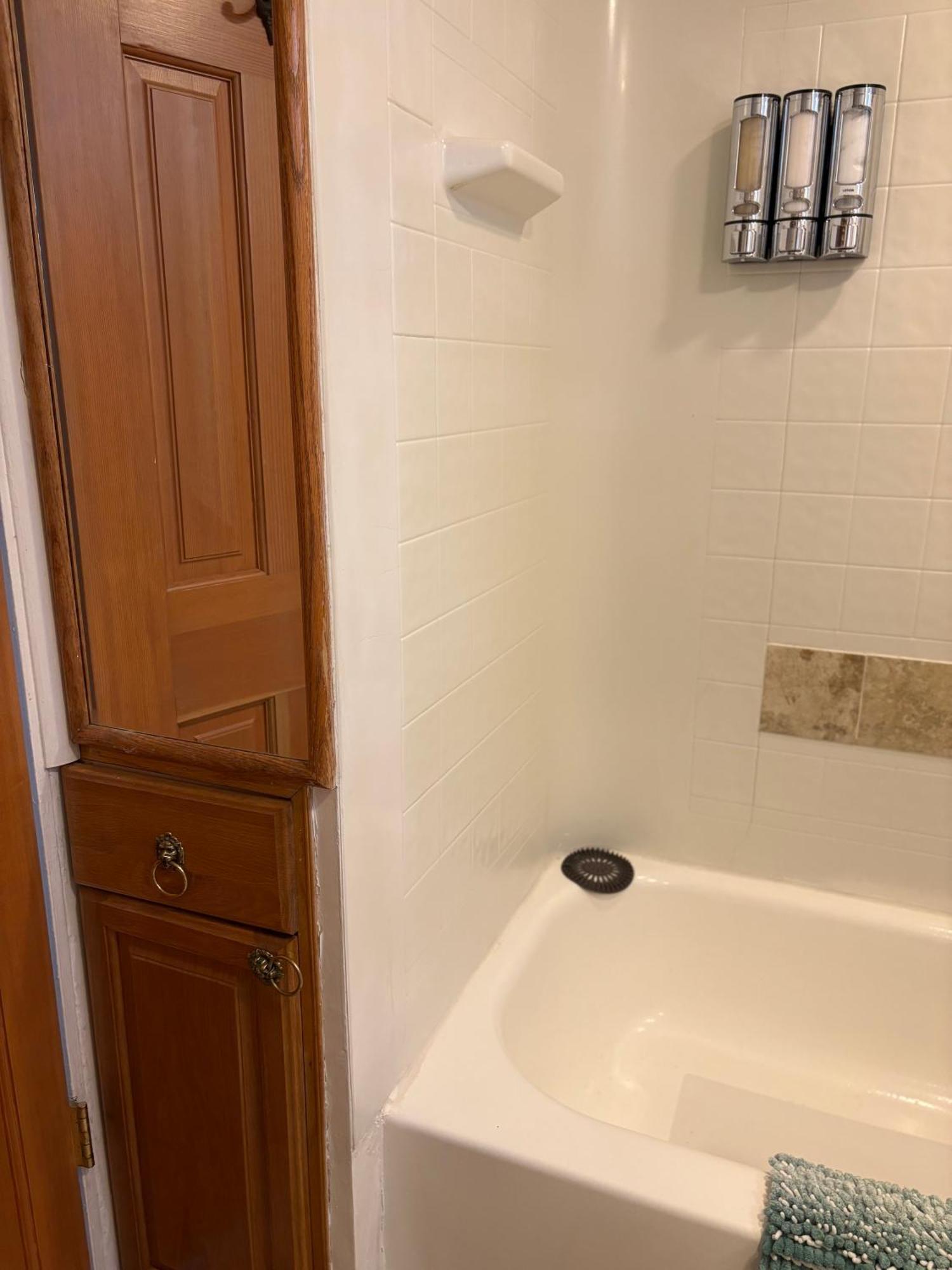 Queen Bea-seattle-queen Anne-basement-level Apartment