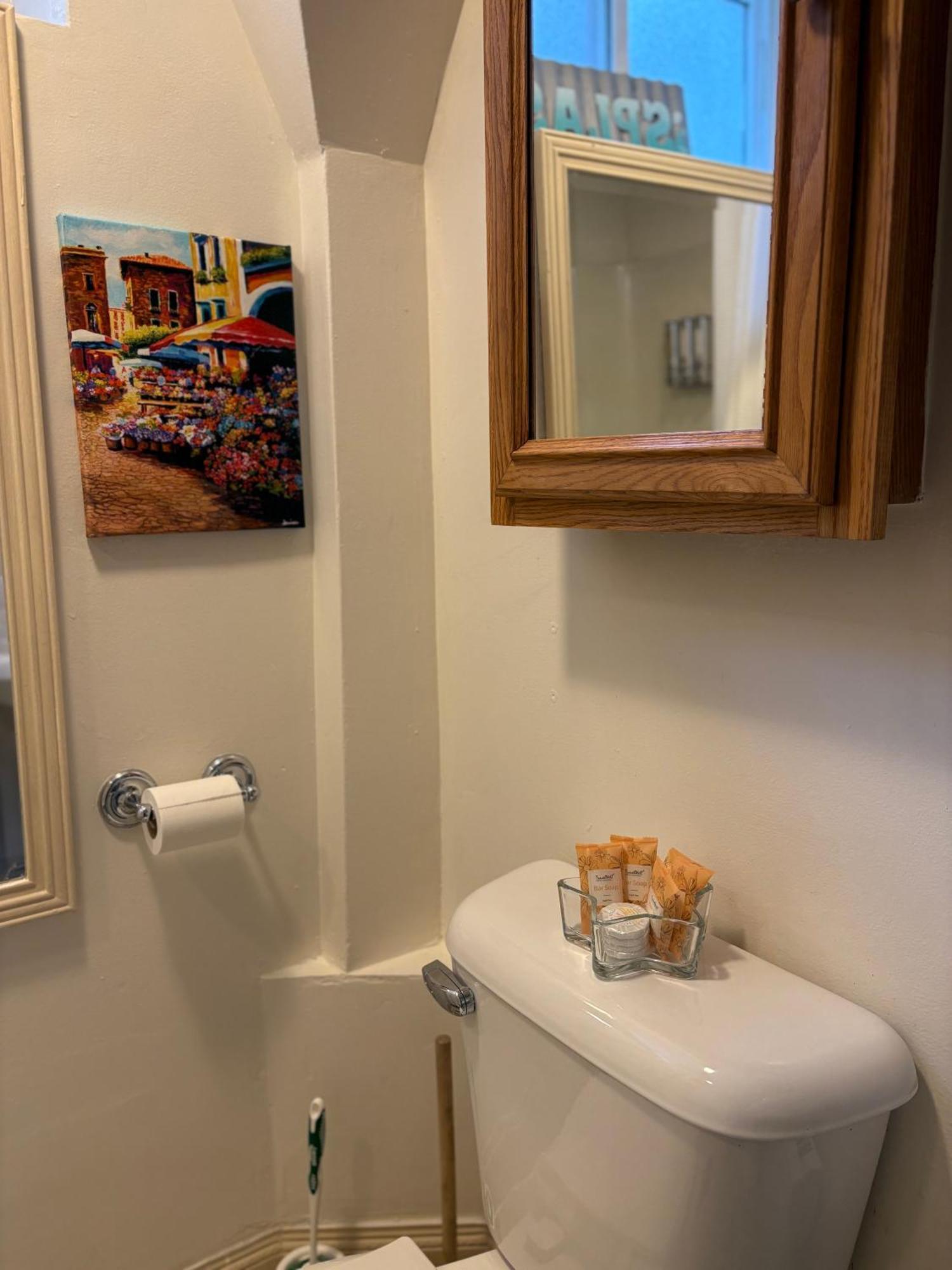 Apartment Queen Bea-seattle-queen Anne-basement-level *