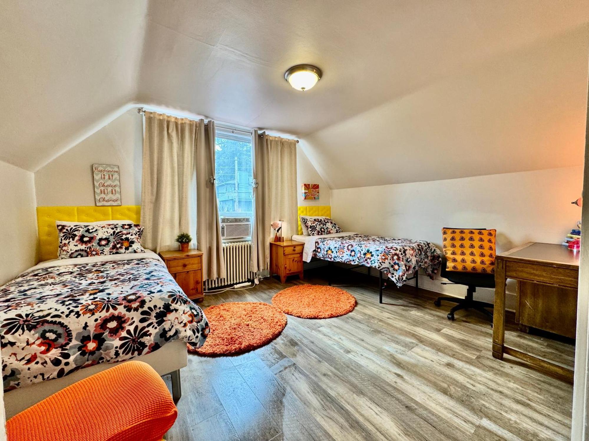Homestay Private With Two Twin Beds Air Conditioning And Shared Bathrooms Located Near Seatac Airport And Downtown