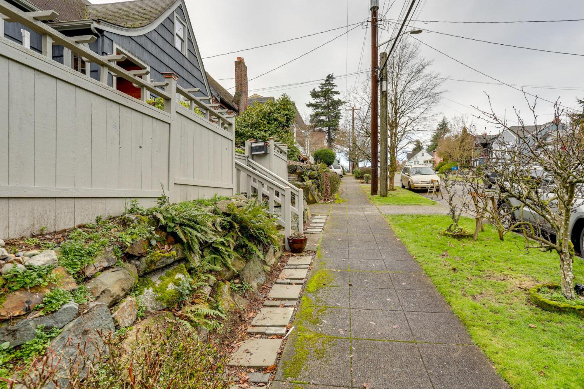 Charming Tudor-style Near Lake! Apartment Seattle