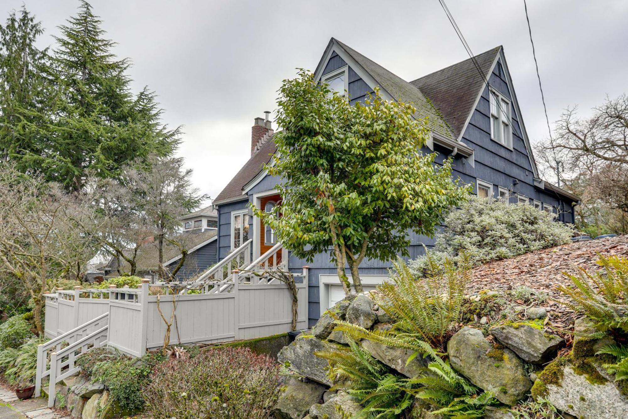 Apartment Charming Tudor-style Near Lake!
