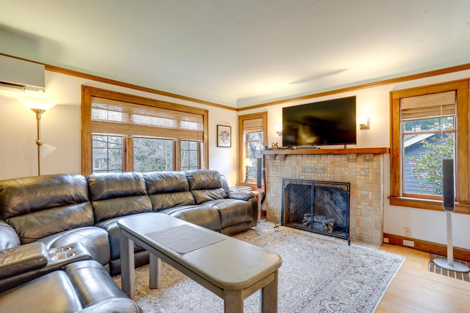 Charming Tudor-style Near Lake! Apartment