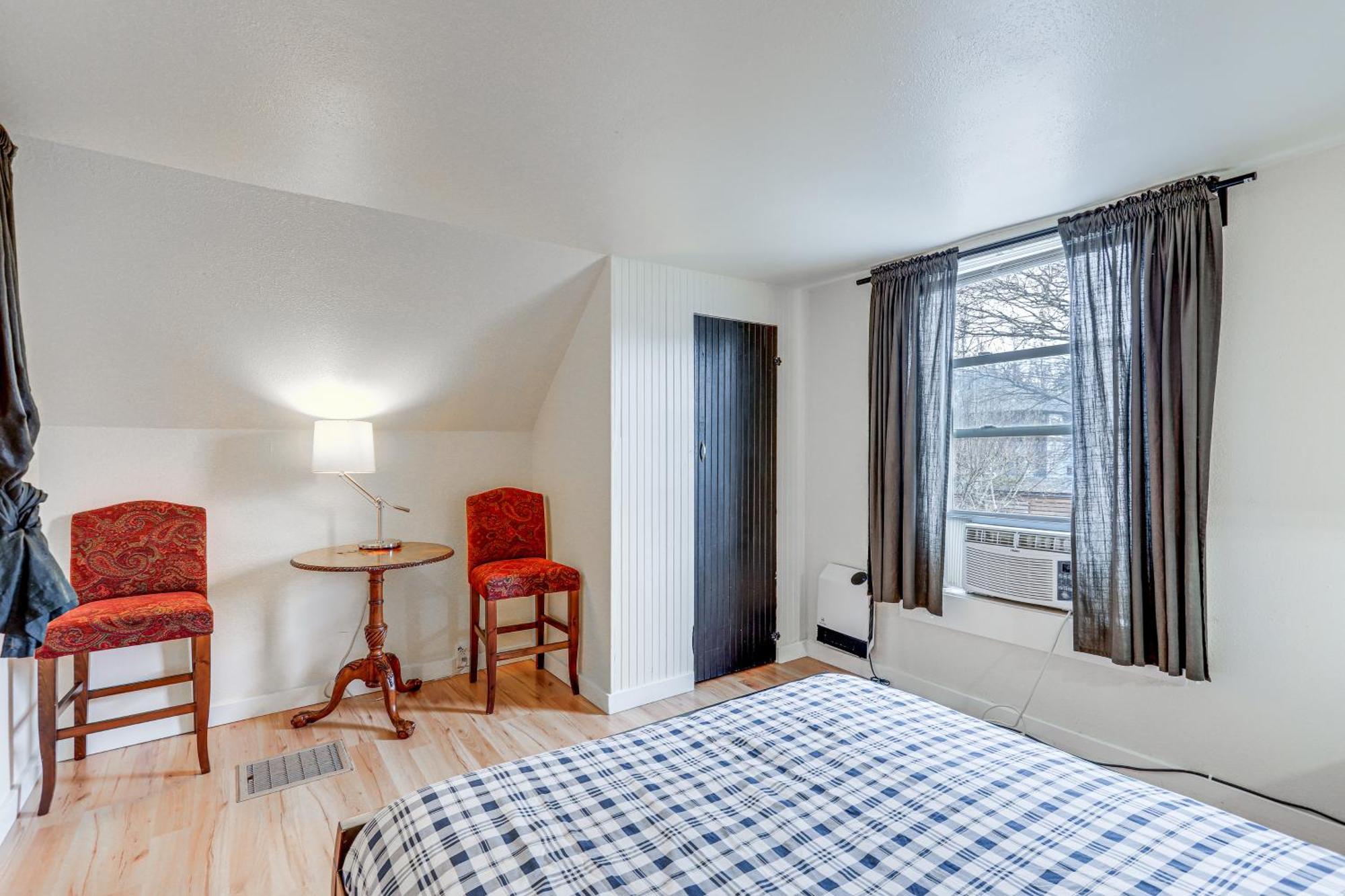 1 Mi To Light Rail Cozy And Convenient Holiday home