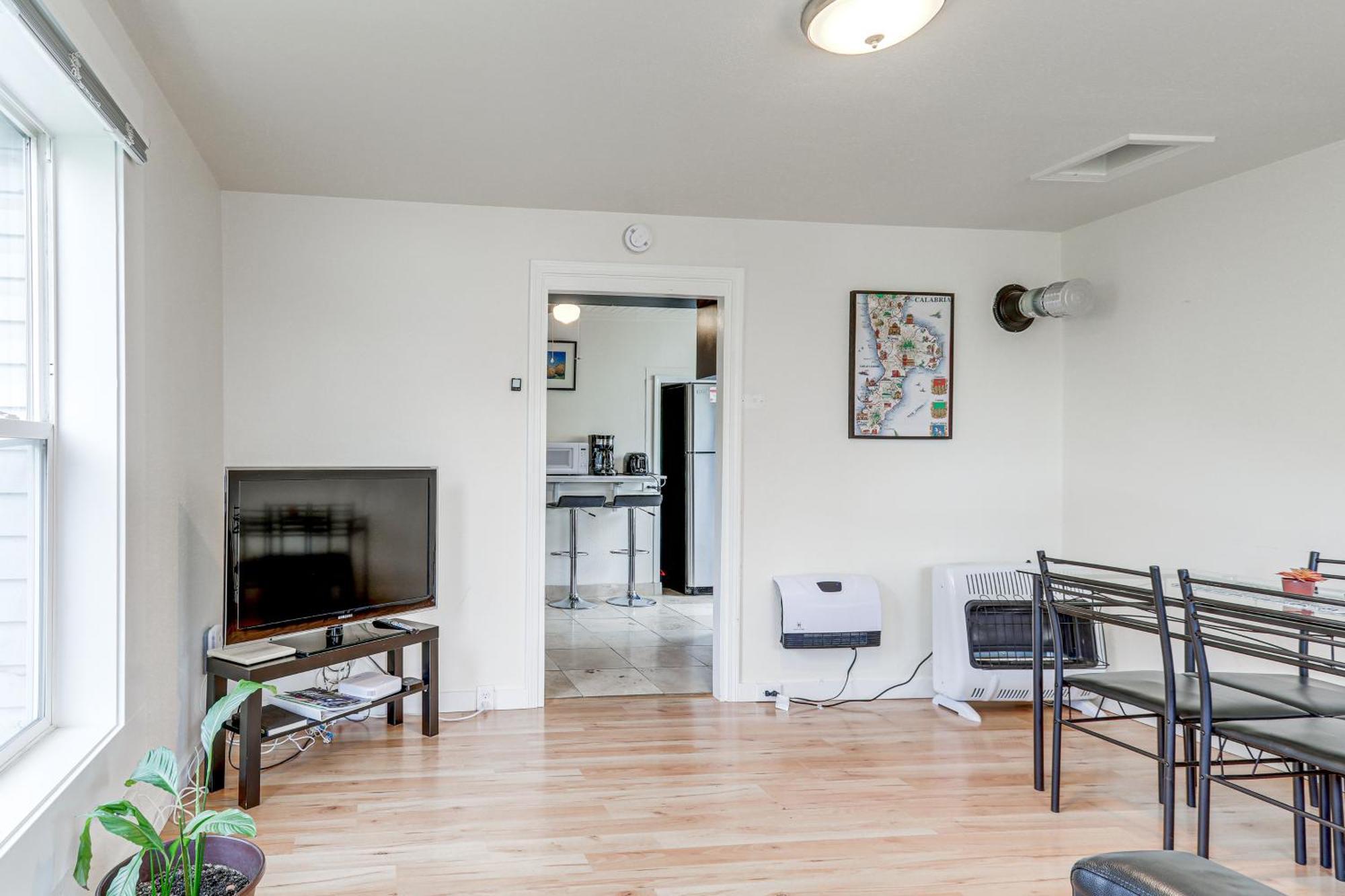 1 Mi To Light Rail Cozy And Convenient Holiday home