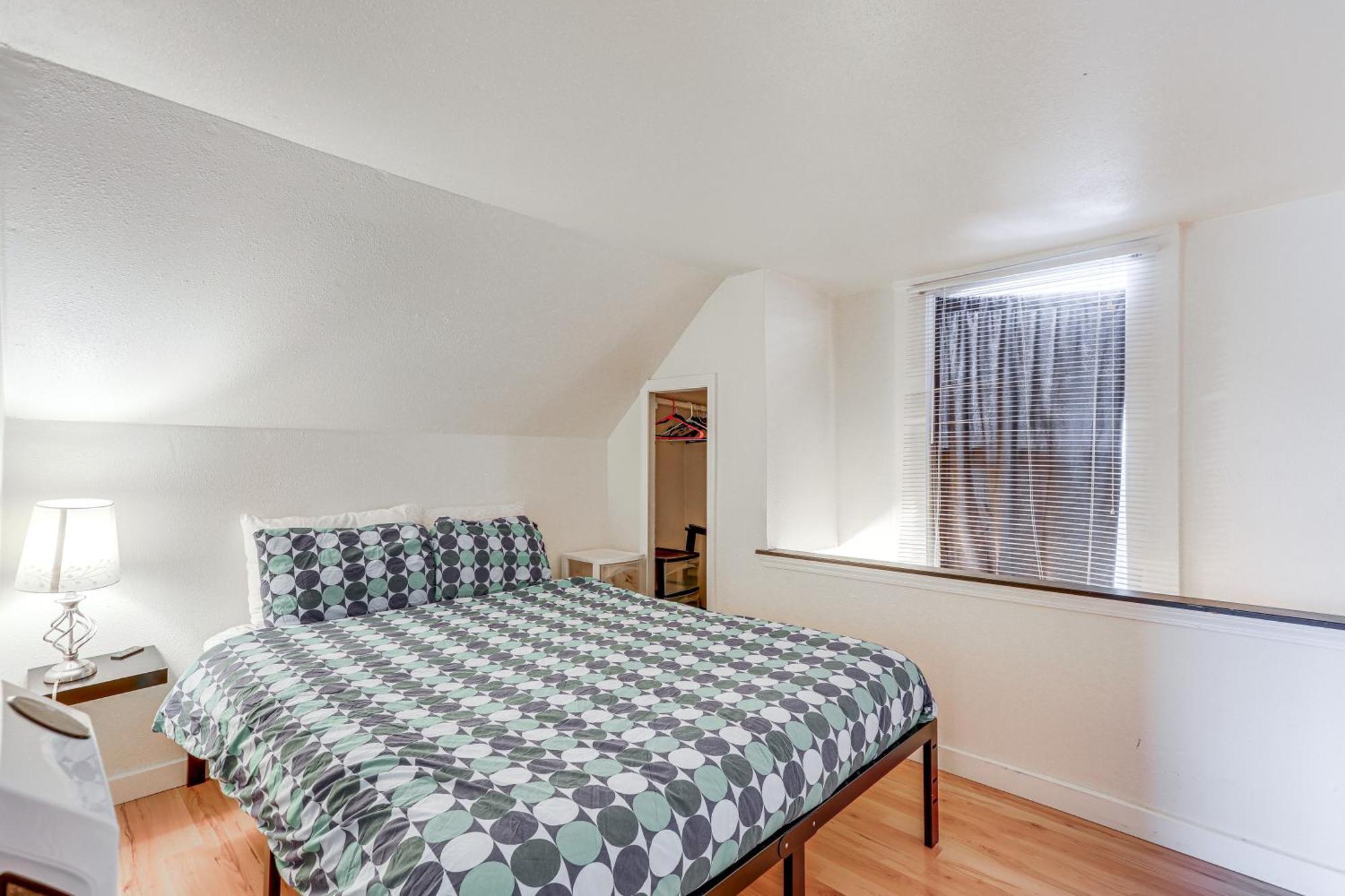 1 Mi To Light Rail Cozy And Convenient Holiday home *