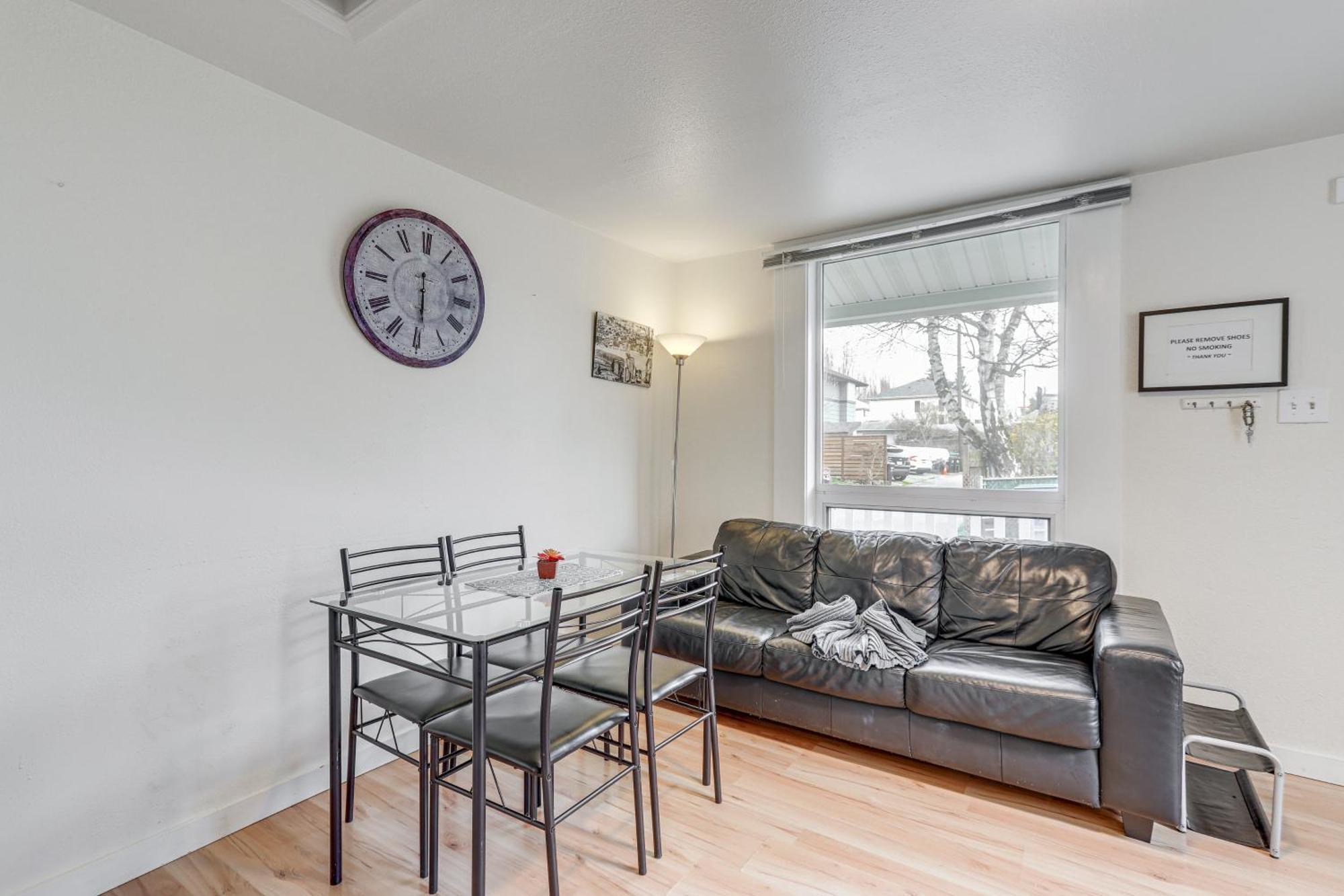 Holiday home 1 Mi To Light Rail Cozy And Convenient *