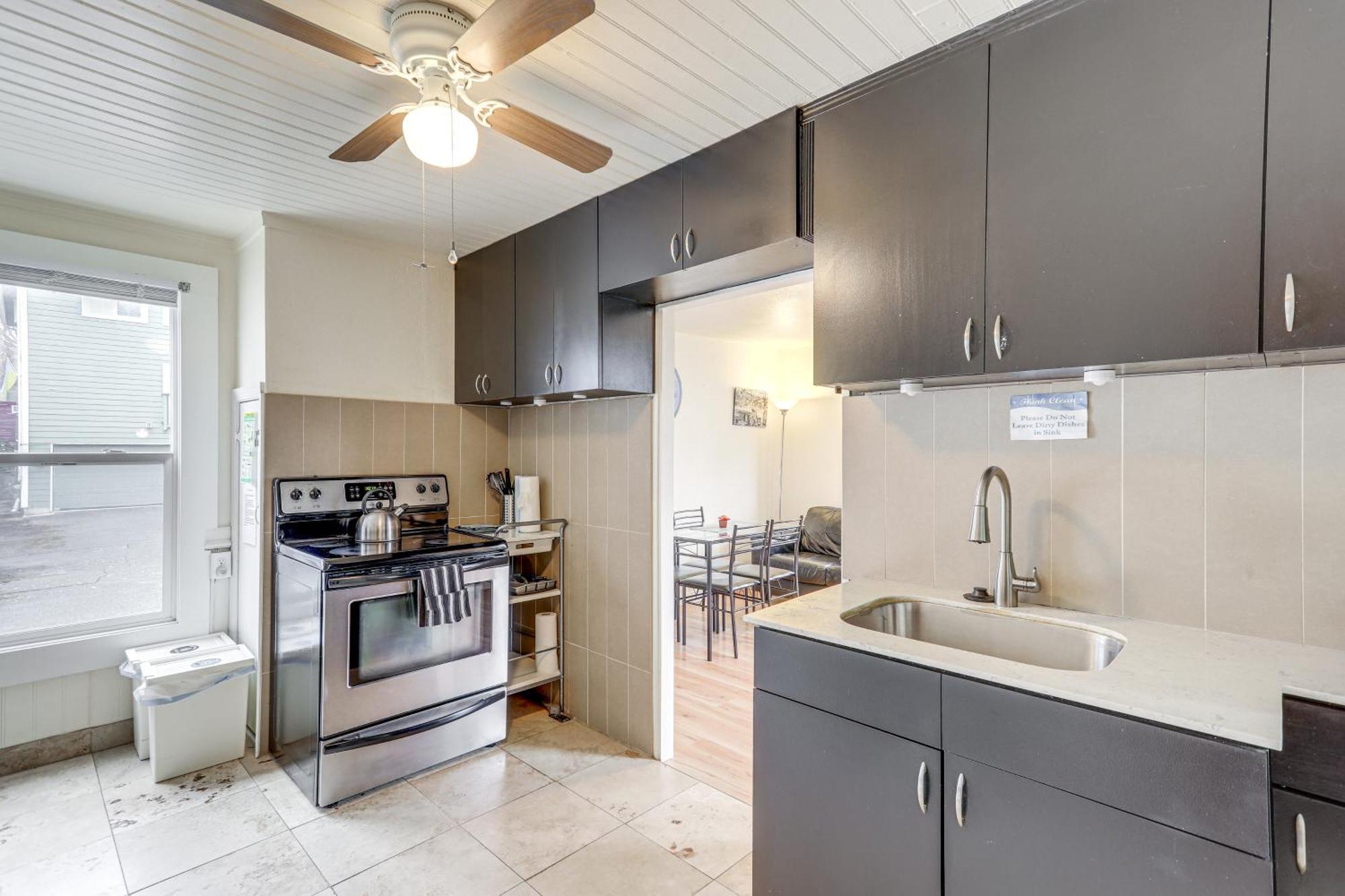 1 Mi To Light Rail Cozy And Convenient Holiday home