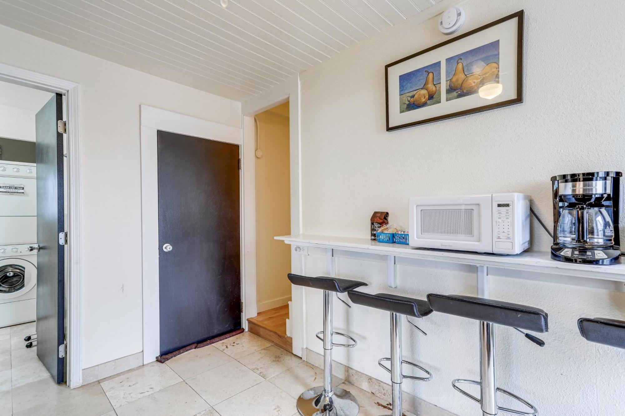 Holiday home 1 Mi To Light Rail Cozy And Convenient *