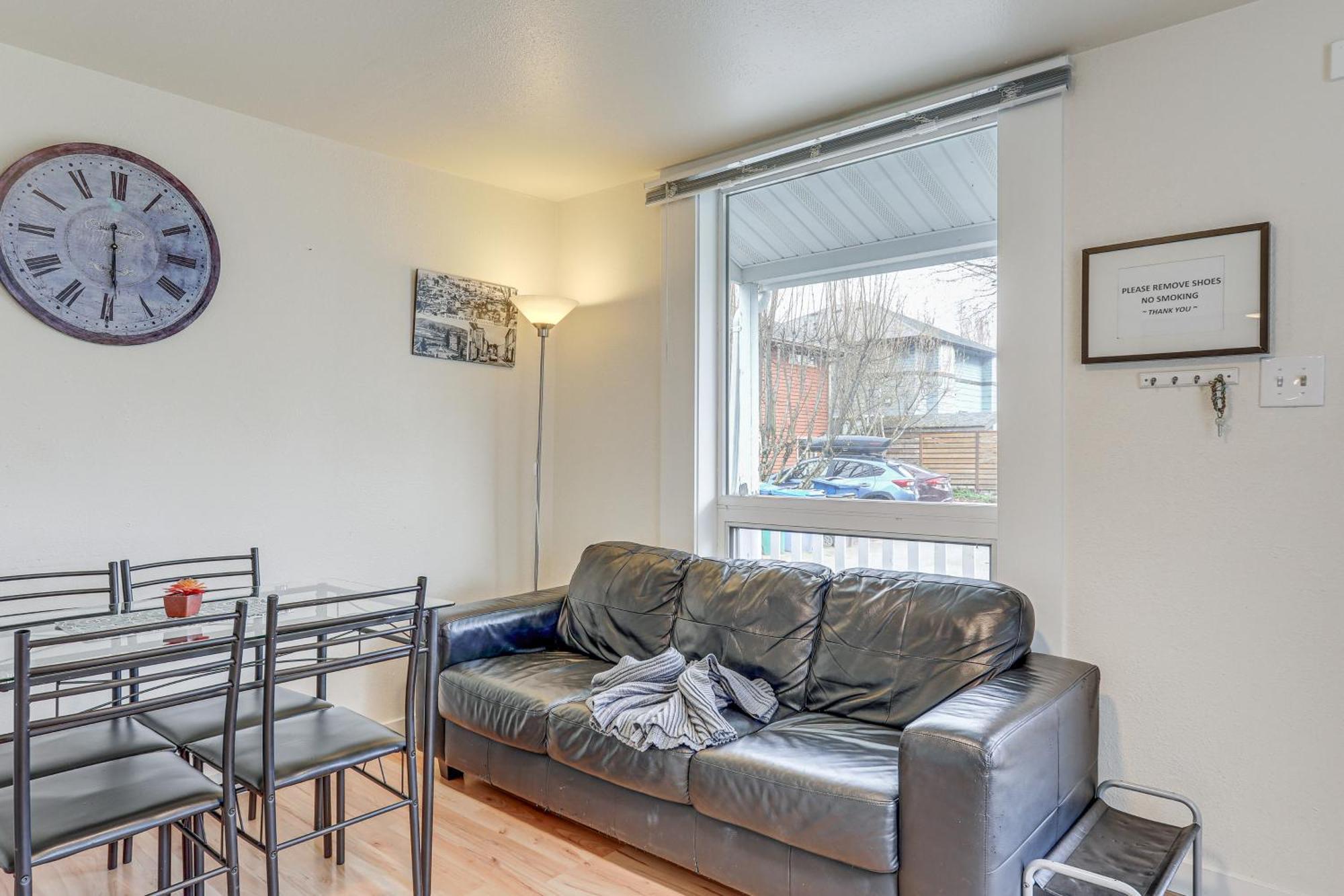Holiday home 1 Mi To Light Rail Cozy And Convenient
