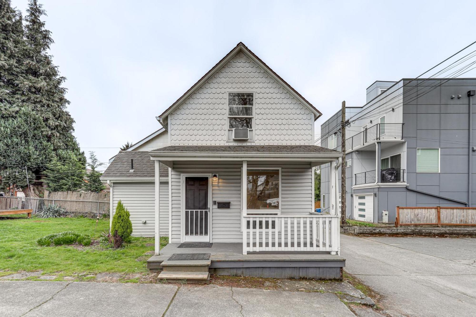 Holiday home 1 Mi To Light Rail Cozy And Convenient *