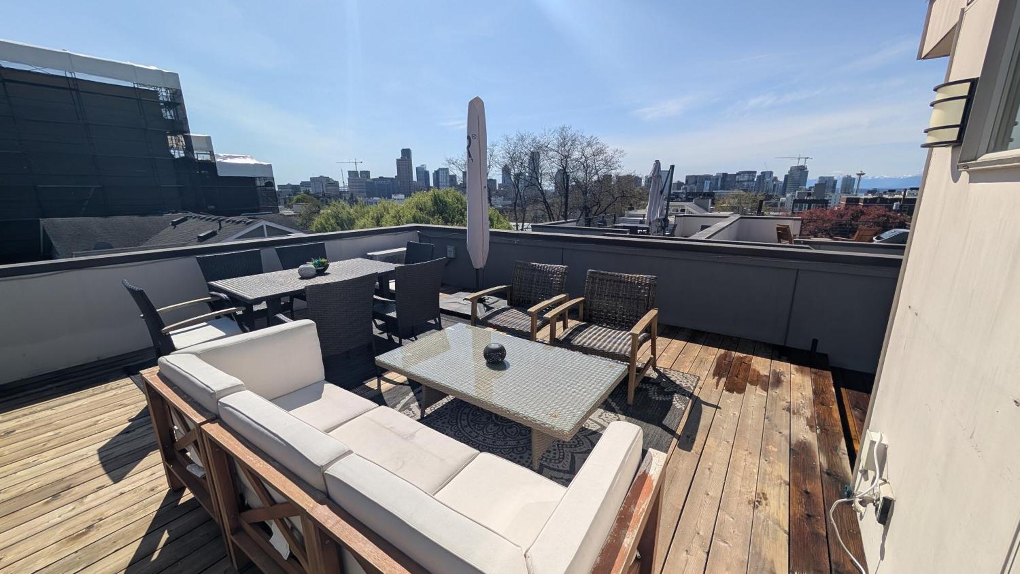 Holiday home Rooftop Views Of The Space Needle, Sound, &