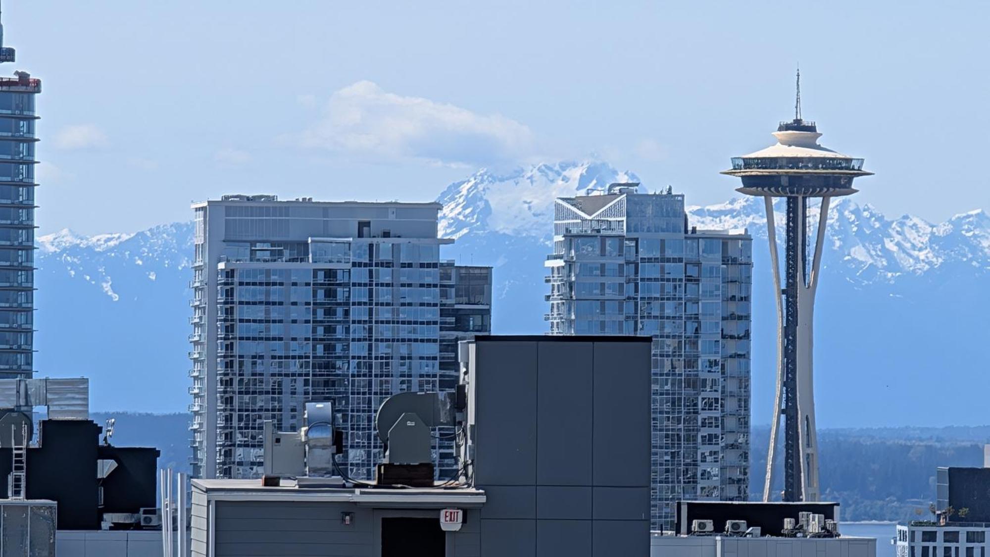 Rooftop Views Of The Space Needle, Sound, & Holiday home