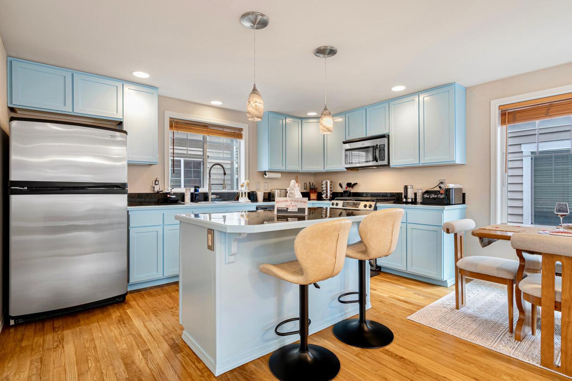 Modern Luxury Near Lake,