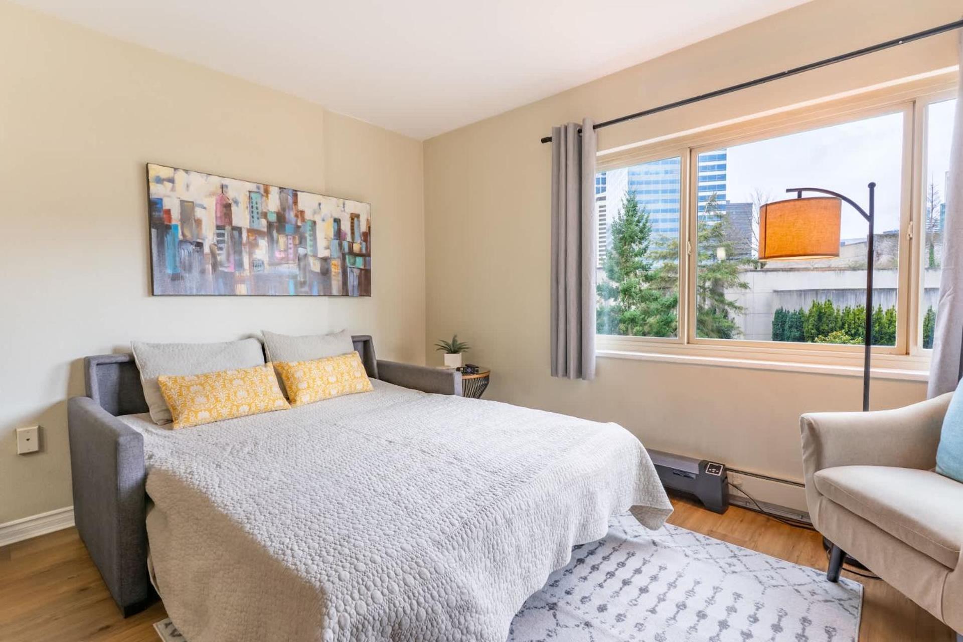 Eclectic Downtown & Cap Hill King Bed & Kitchen