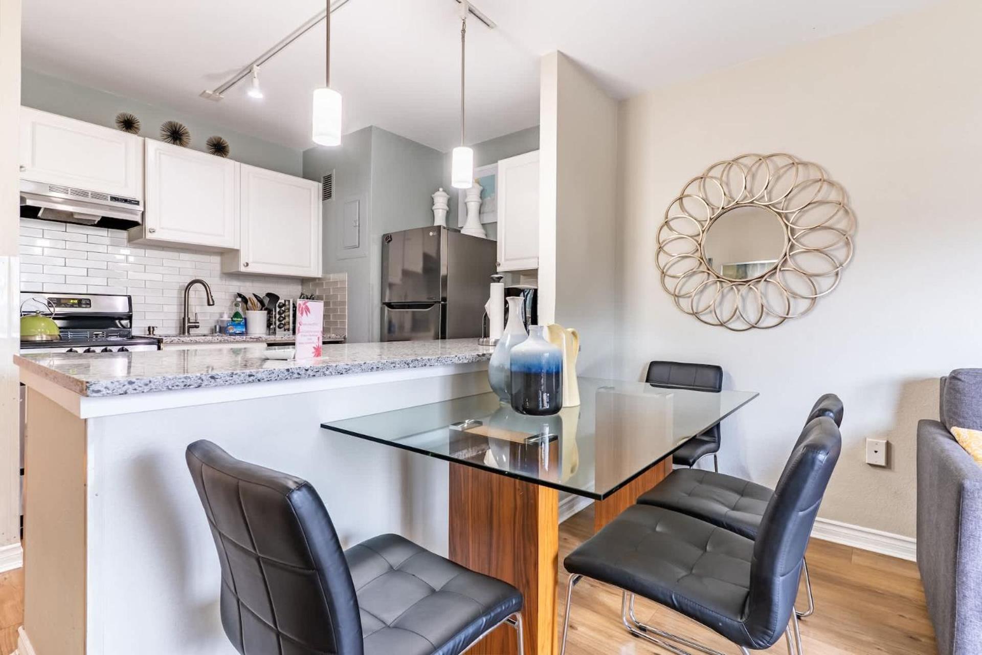 Eclectic Downtown & Cap Hill King Bed & Kitchen Holiday home *