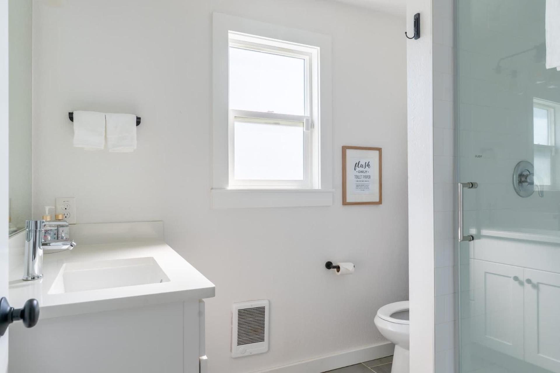 Cozy Pet Friendly Downstairs Retreat In Holiday home *