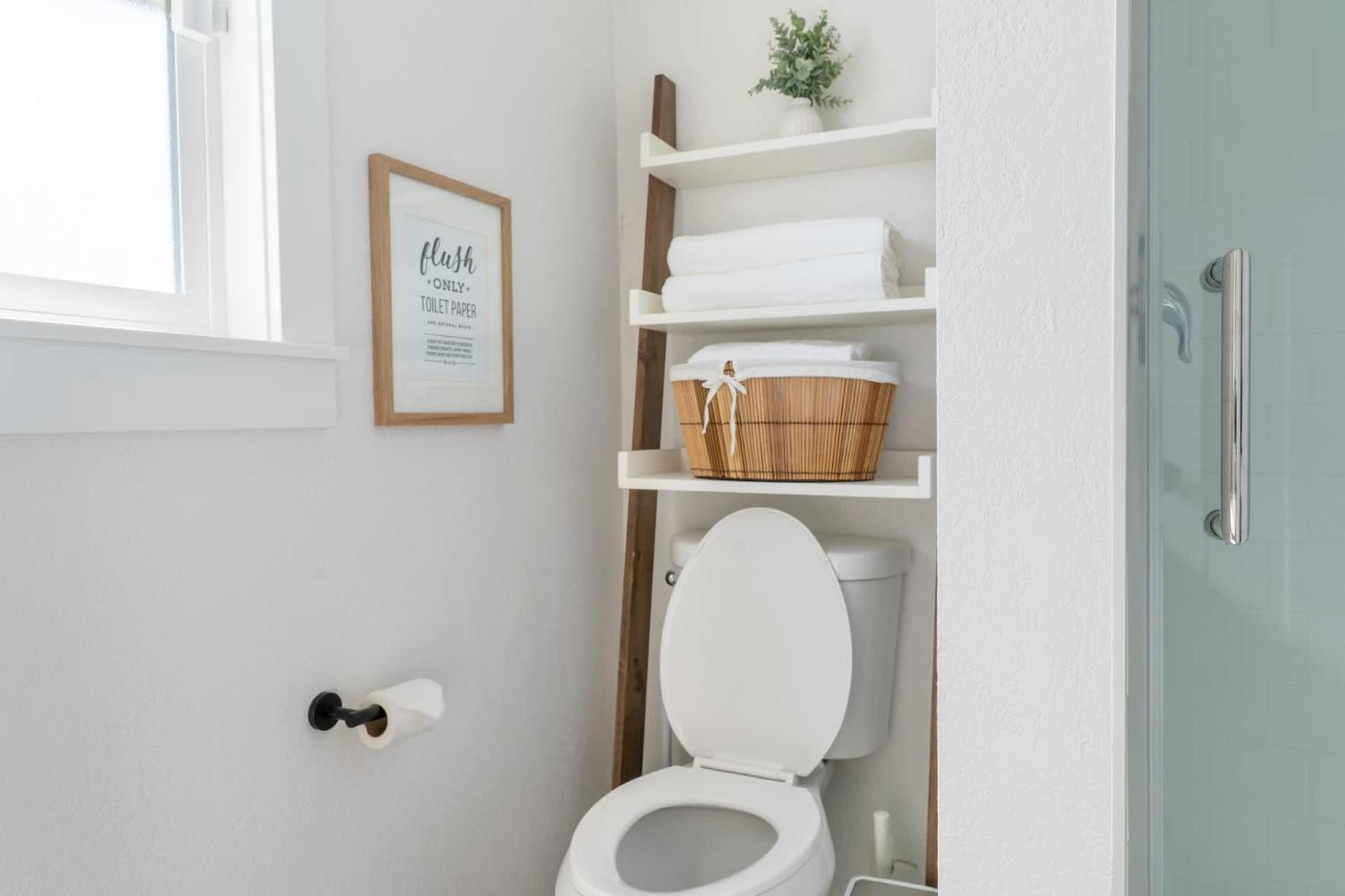 Cozy Pet Friendly Downstairs Retreat In Seattle