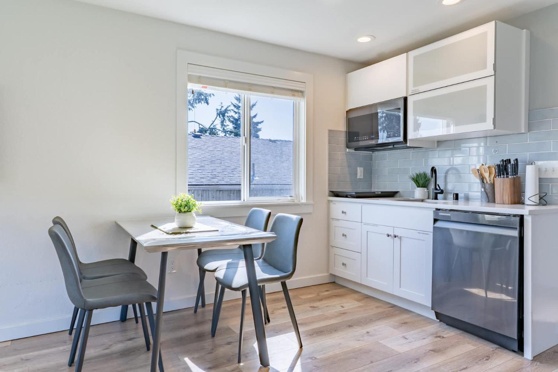 Cozy Pet Friendly Downstairs Retreat In Holiday home